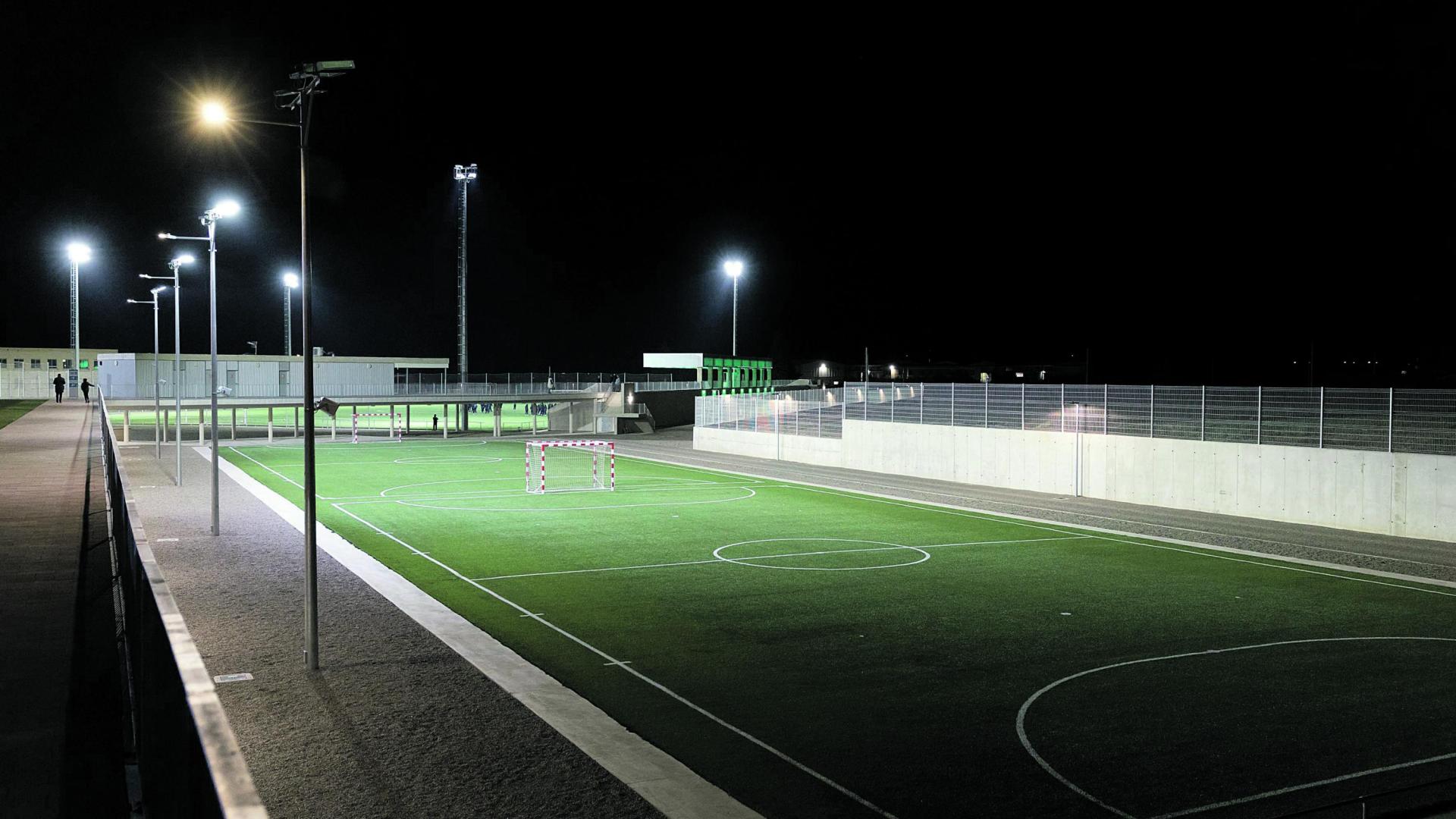 LOS CAMPOS DE ENTRENAMIENTO Una imagen de los dos pequeños campos de entrenamiento que forman parte de la zona deportiva del nuevo complejo con la iluminación instalada -al fondo, la grada del campo principal, que lleva el nombre de Luis Asarta-