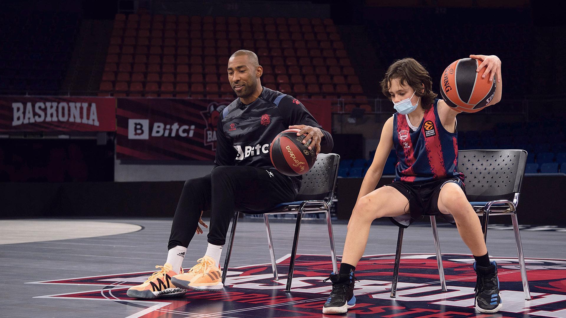 El capitán del Bitci Baskonia, Jayson Granger, y el jugador navarro Imanol Ramírez completaron el jueves uno de los retos del club en la cancha del Buesa Arena