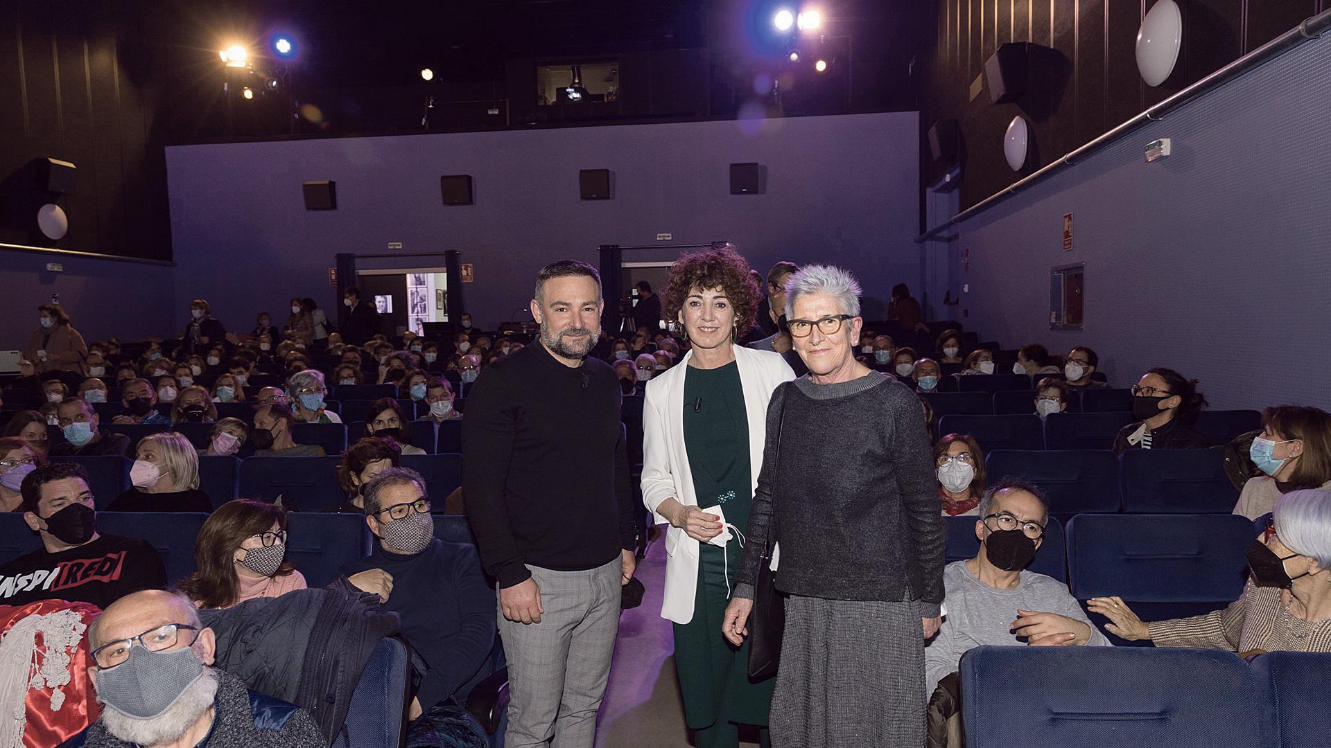 De izquierda a derecha: los actores Urko Olazabal y Arantxa Aranguren, junto a Maixabel Lasa, a su llegada al Cine Moncayo de Tudela donde participaron en un coloquio con los asistentes a la proyección de la película ‘Maixabel’