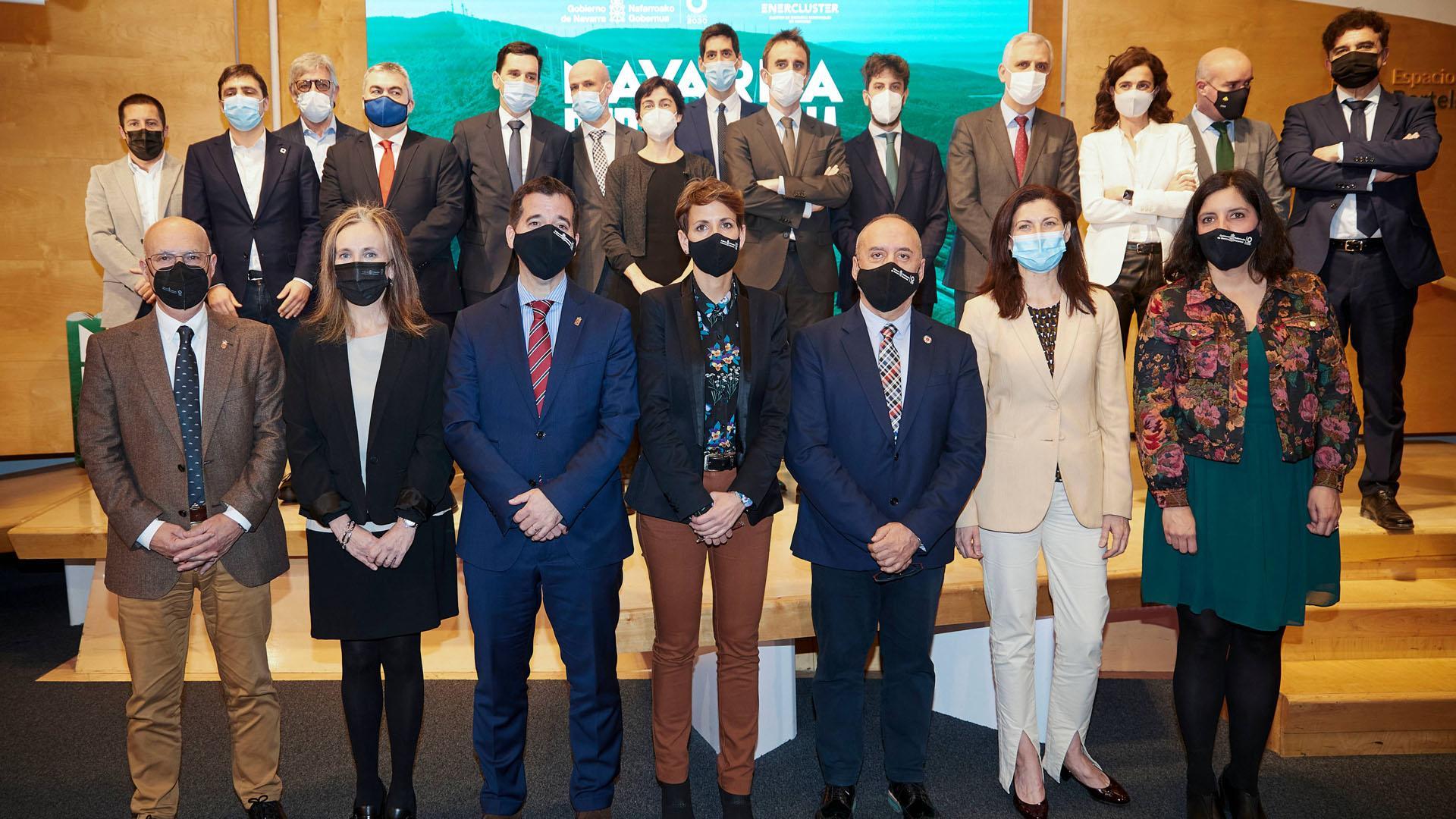 Ponentes y autoridades posan en la sala Bertelsmann donde ayer se celebró la jornada sobre energías renovables