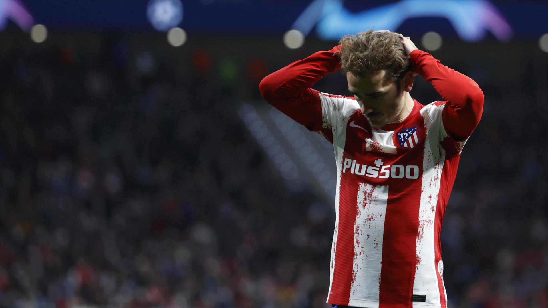 Antoine Griezmann, delantero del Atlético de Madrid, se lamenta tras fallar una ocasión en el partido contra el Manchester United