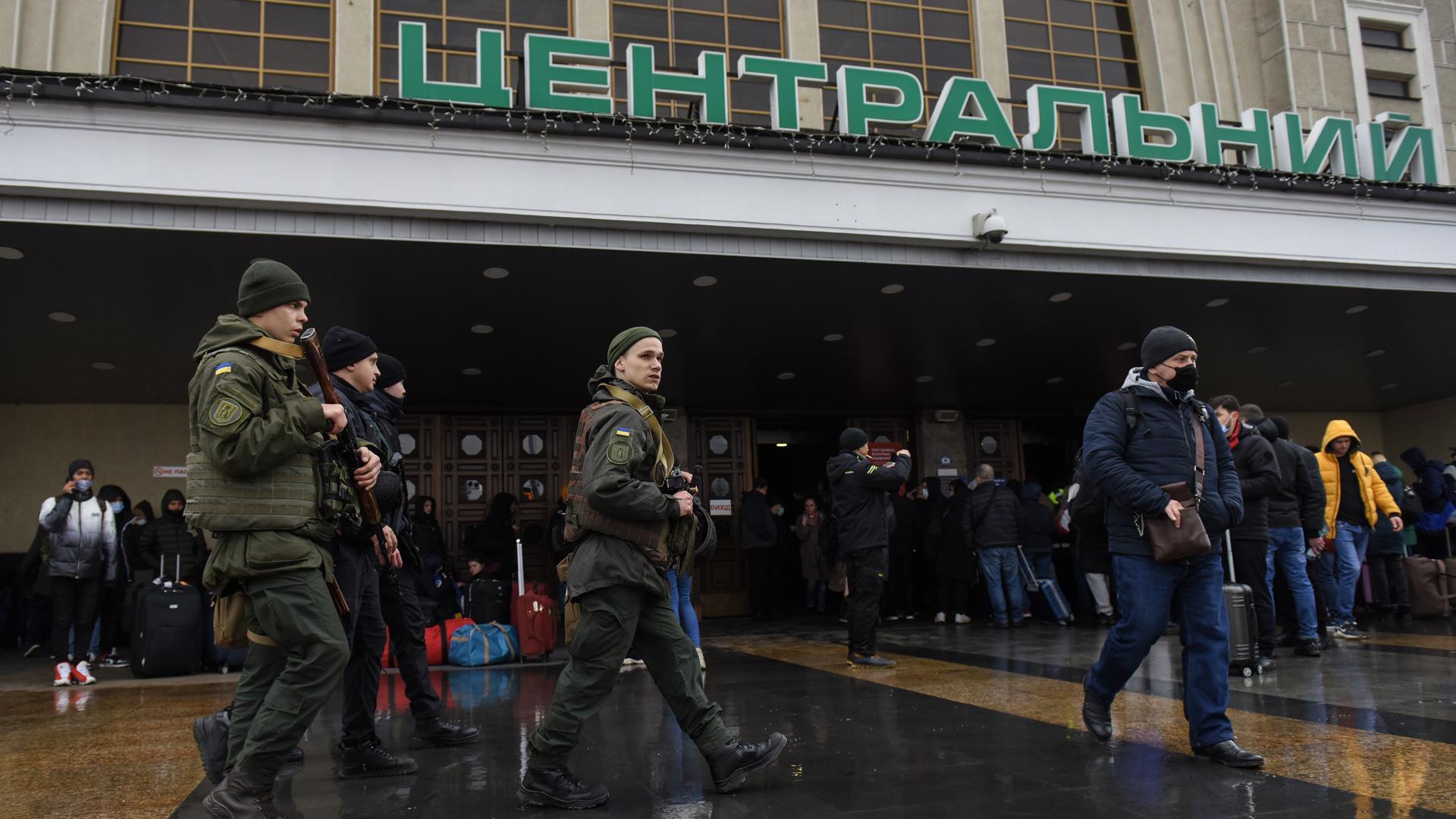 Militares ucranianos caminan a las afueras de la estación de tren de Kiev