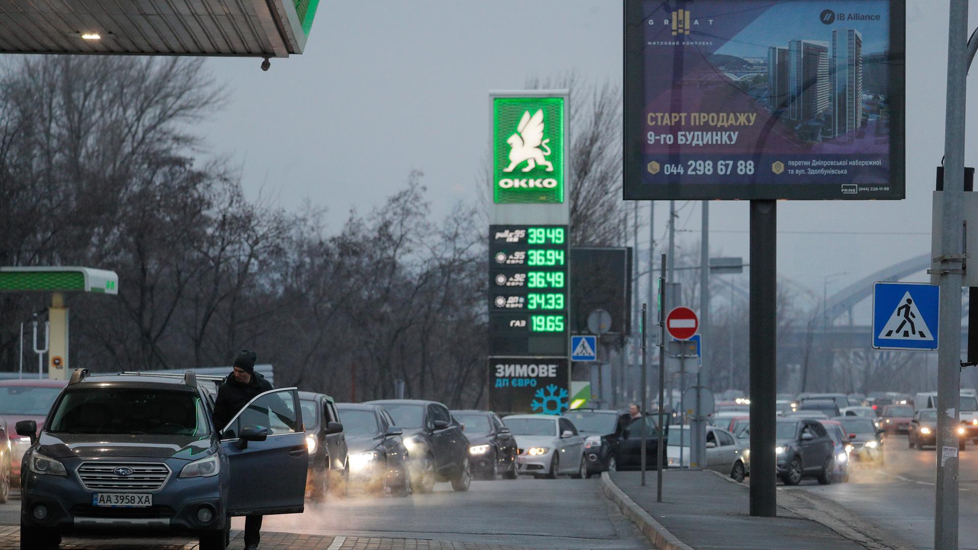 Vehículos hacen cola en una gasolinera de Kiev