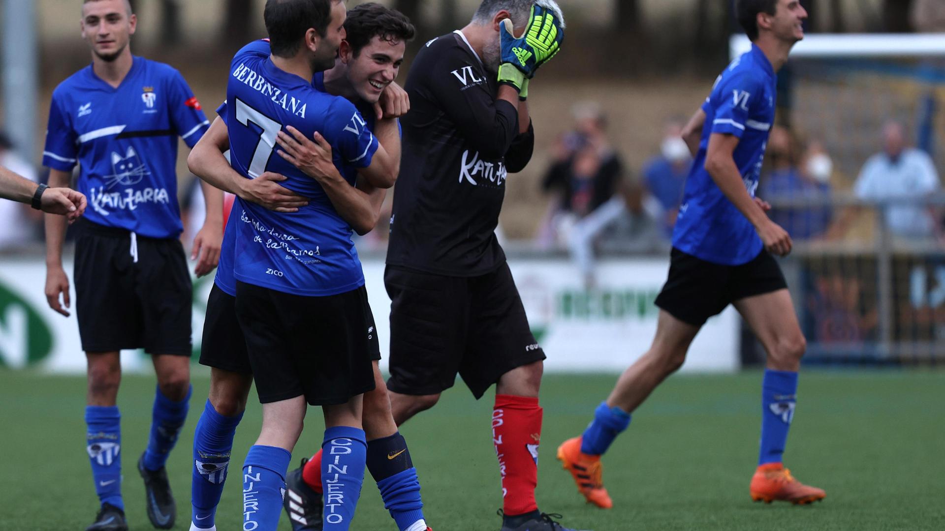 Los jugadores del Injerto se felicitan tras ganar la final de la Copa IMQ.