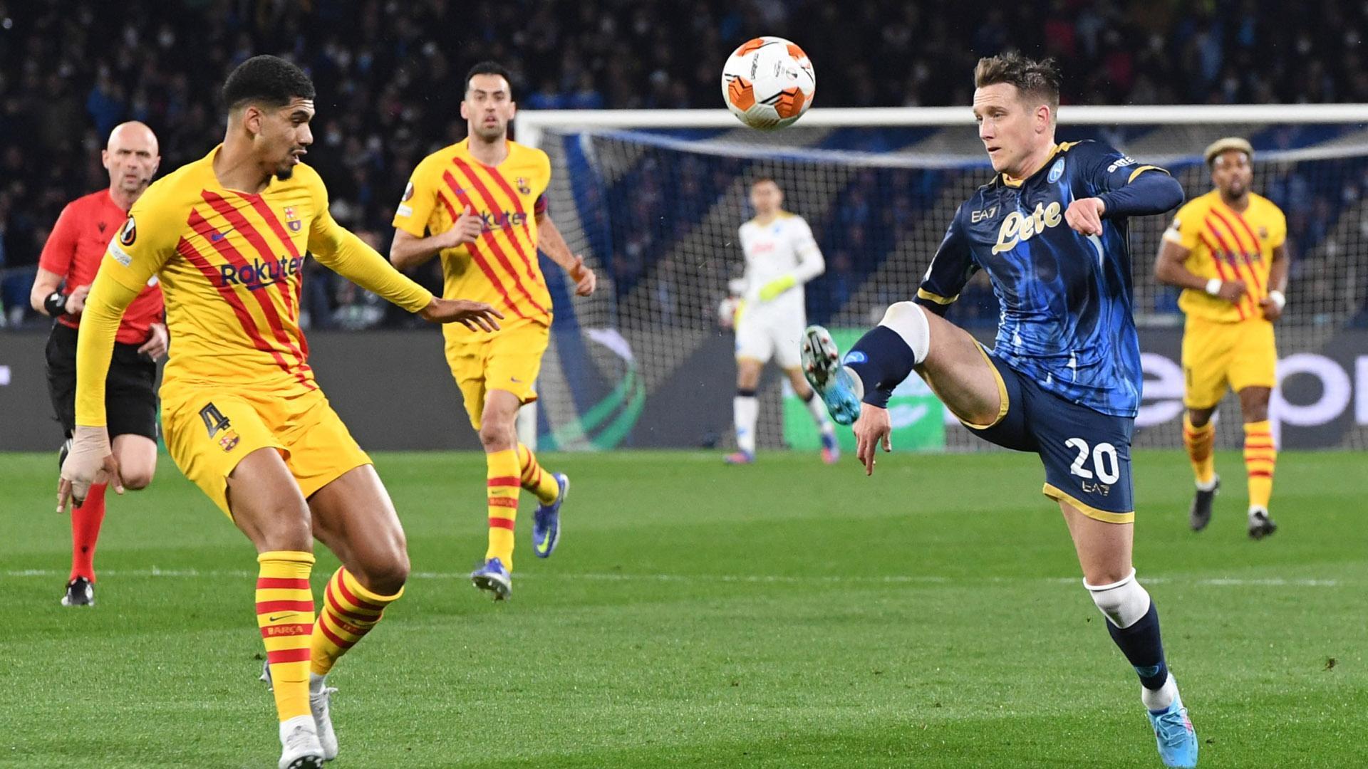 Zielinski y Araujo en una acción de la Europa League que ha enfrentado al Nápoles contra el Barça