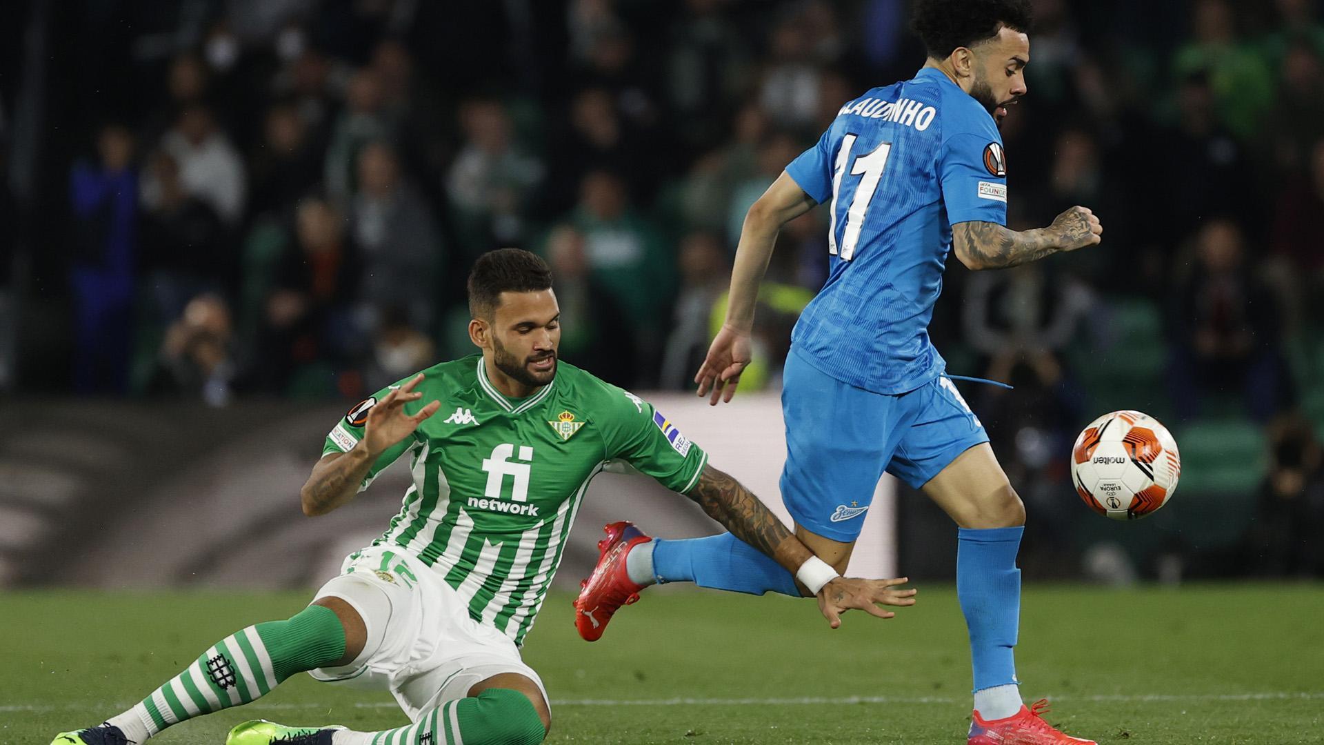 El centrocampista del Zenit Claudinho Rodrigues (d) escapa de Willian José, del Betis, durante el partido de vuelta de los dieciseisavos de final de la Liga Europa