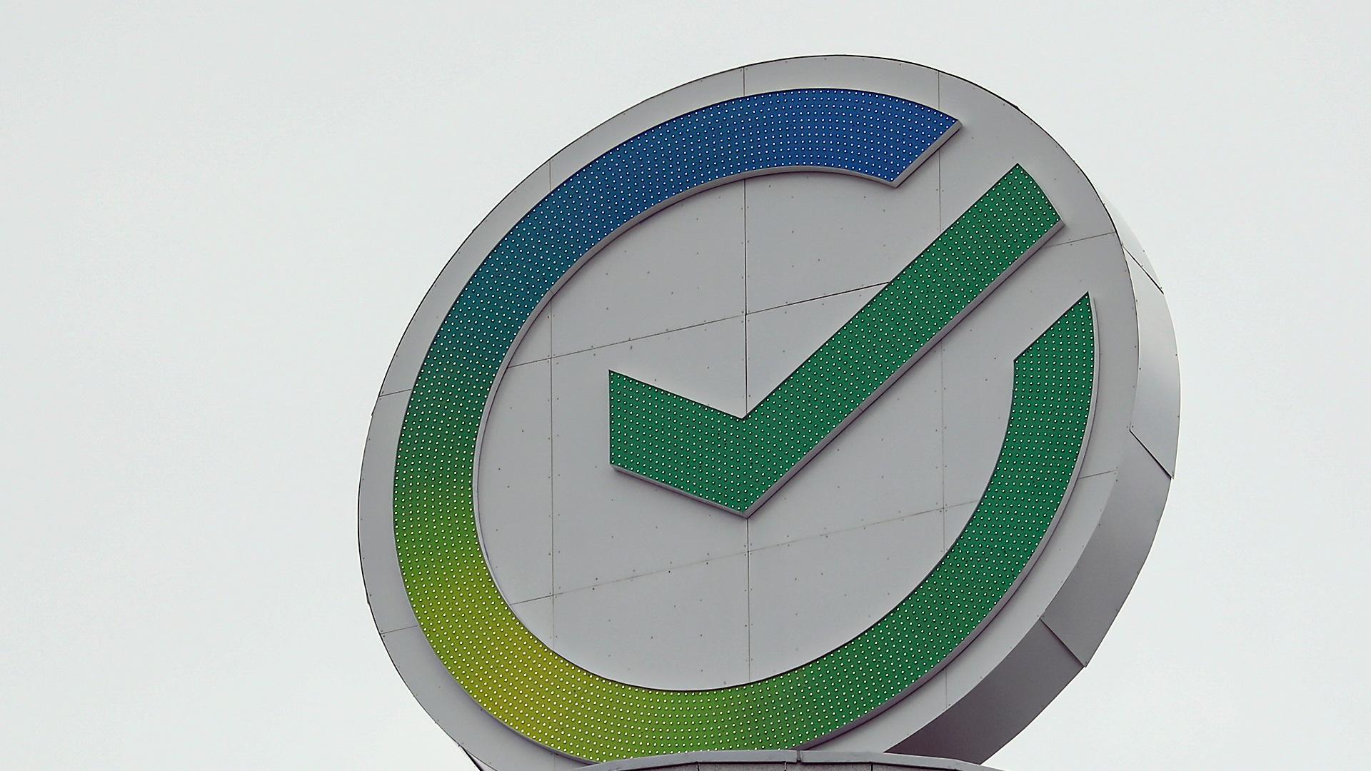 Logo del banco ruso Sberbank en su sede de Moscú
