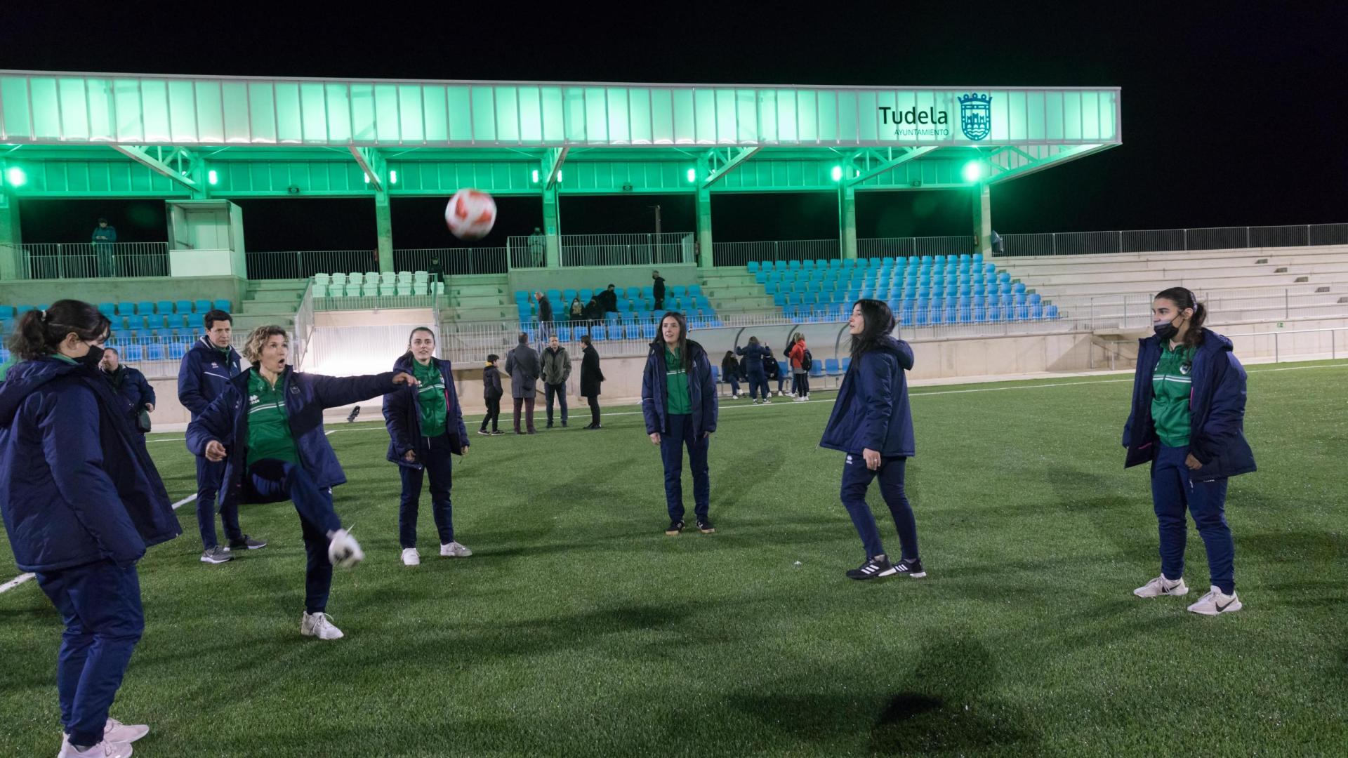 Jugadoras del equipo femenino del Lourdes, el pasado martes, día que se abrieron los campos para los primeros entrenamientos