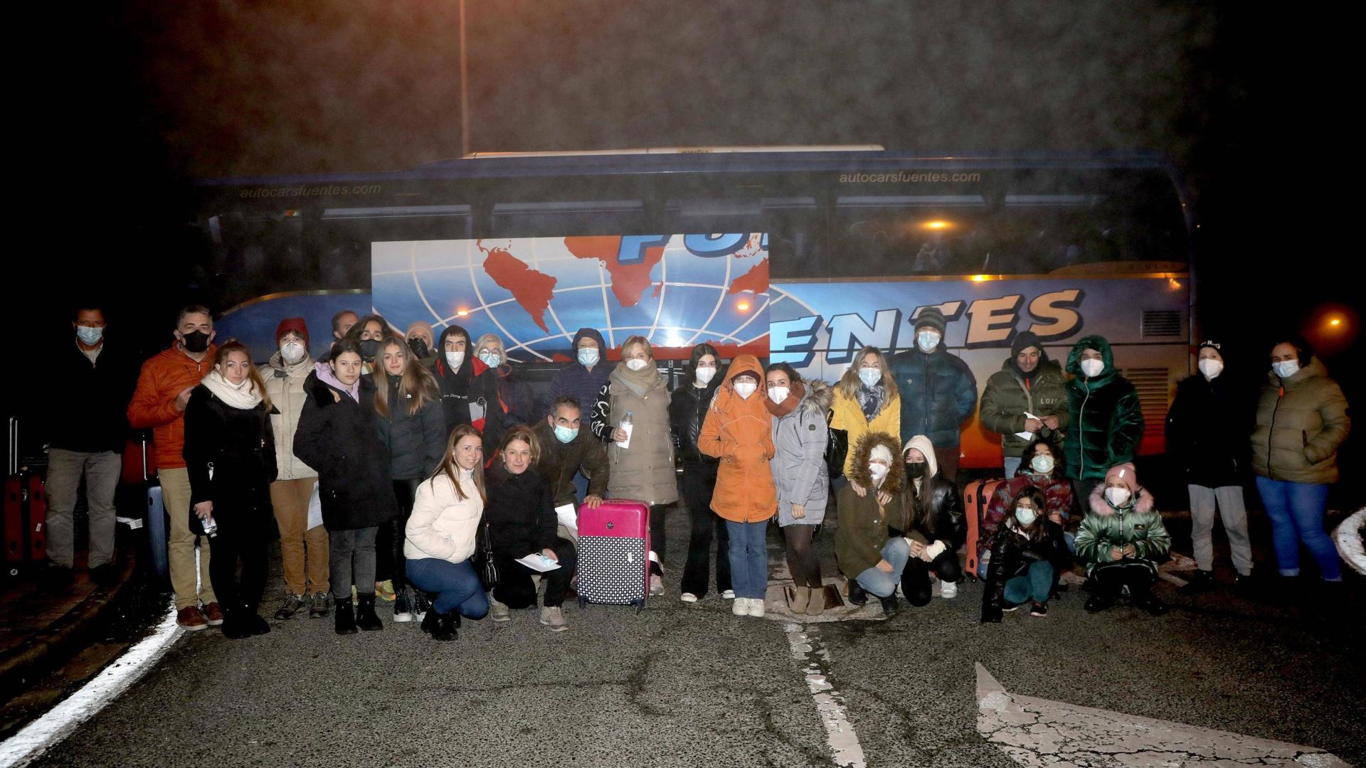 Veinte niños y adolescentes ucranianos viajaron a Navarra la pasada Navidad con la asociación ‘Segunda Familia’. Estos menores no visitaban Navarra desde enero de 2020, ya que con la pandemia se cancelaron los viajes. En la imagen, el pasado 20 de enero, en el área de servicio de Zuasti, donde se reunieron con sus familias de acogida