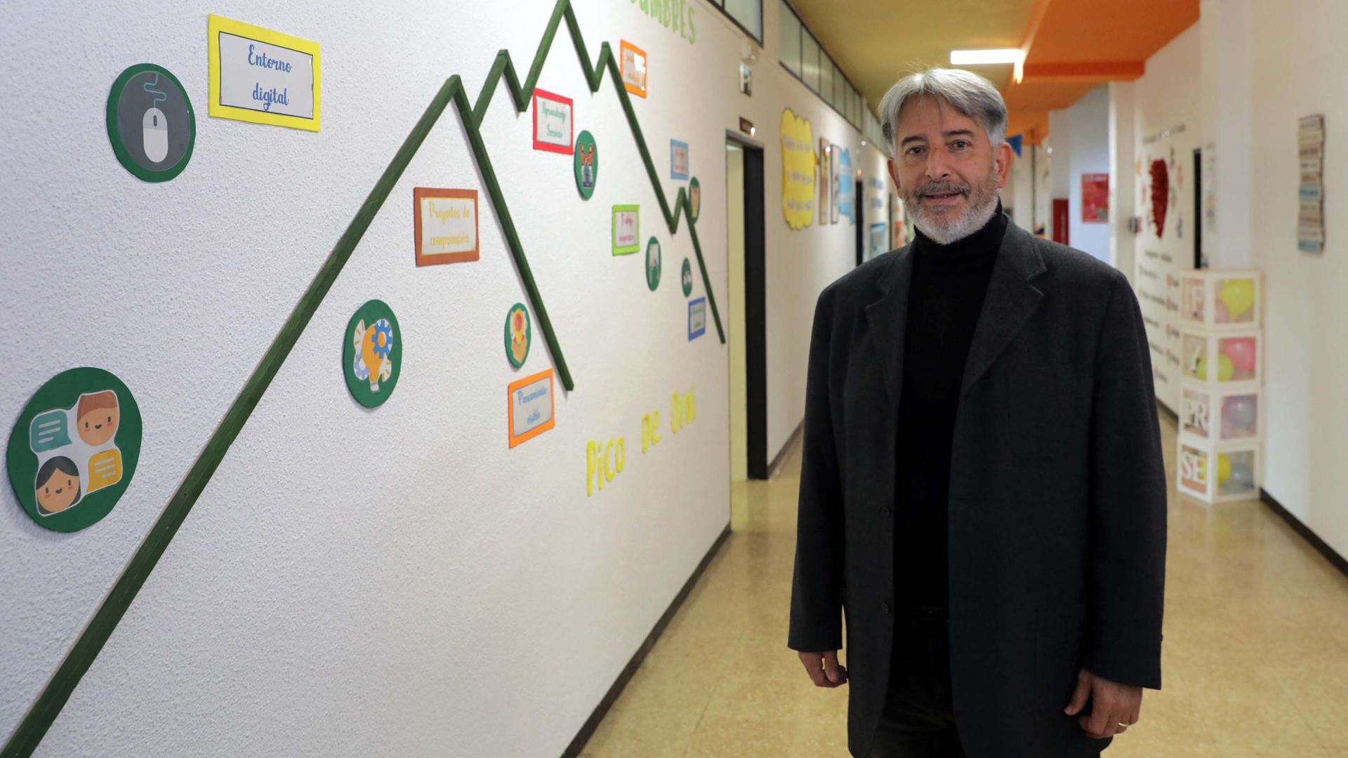 Vicente Tanco en uno de los pasillos del colegio La Presentación de Villava, al que llegó a trabajar en 1984 y al que sigue vinculado