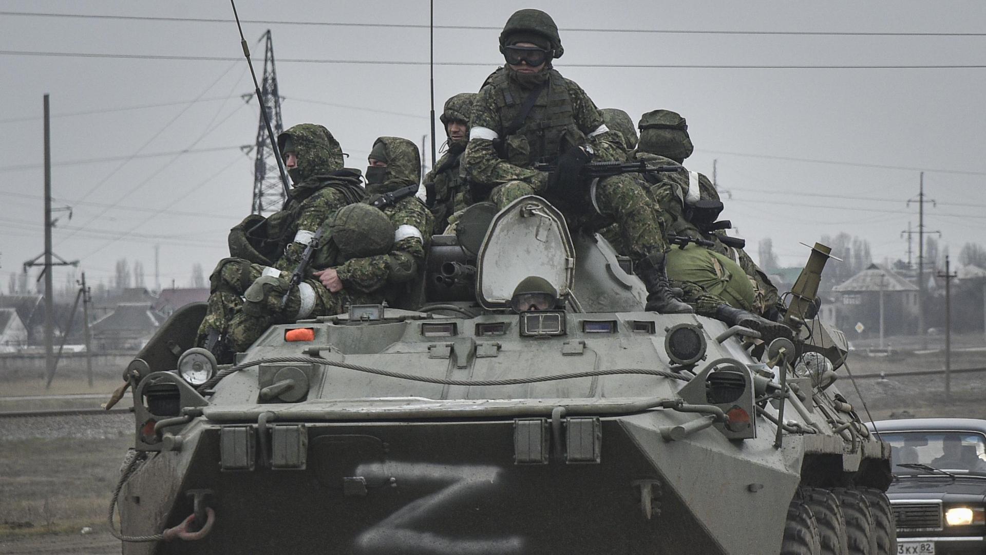 Soldados del ejército ruso, a bordo de un vehículo blindado de transporte de personal BTR-80, se dirigen por carretera hacia el centro de Ucrania, este viernes