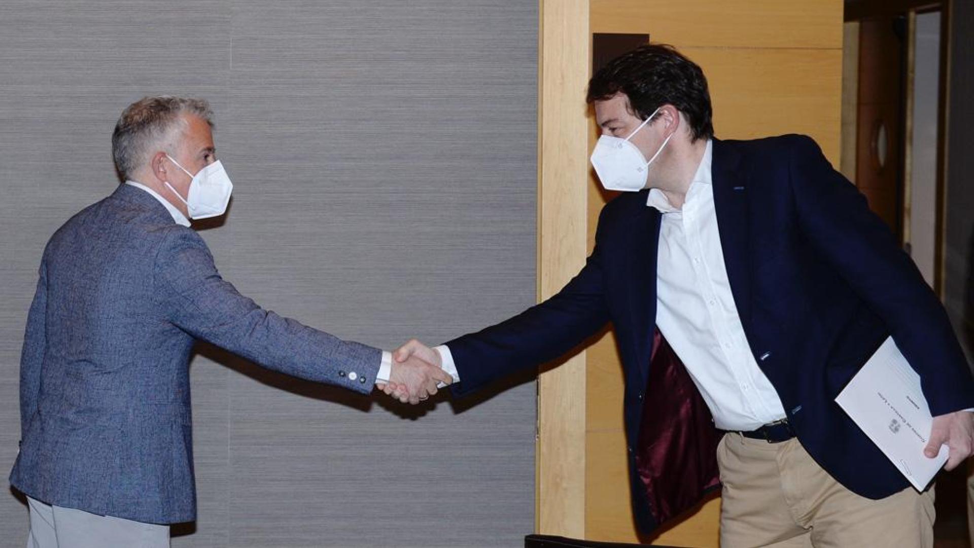 Alfonso Fernández Mañueco (d) saluda al candidato de Soria ¡Ya!, José Ángel Ceña