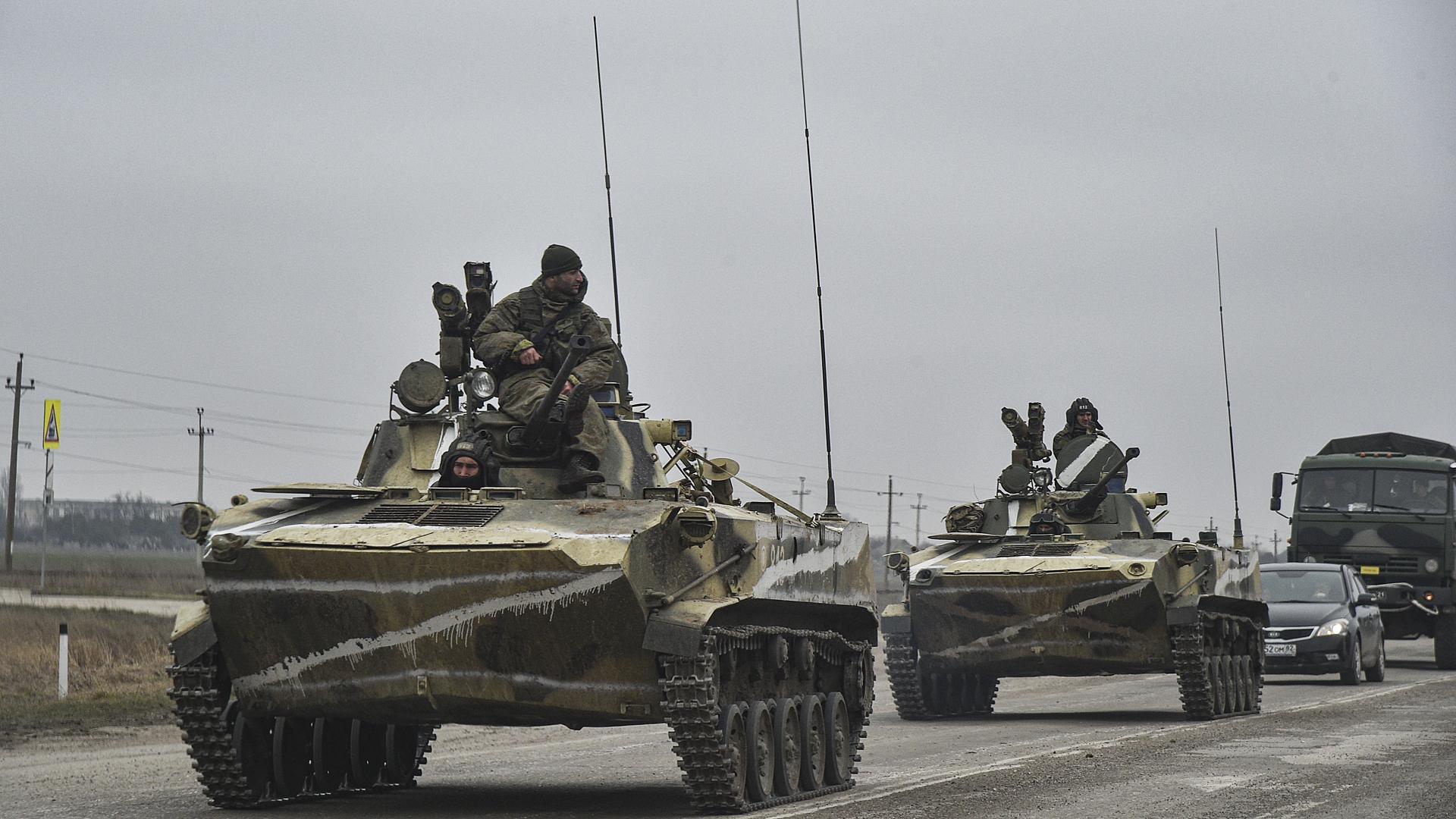 Vehículos blindados rusos circulan por una carretera de Armiansk, en Crimea