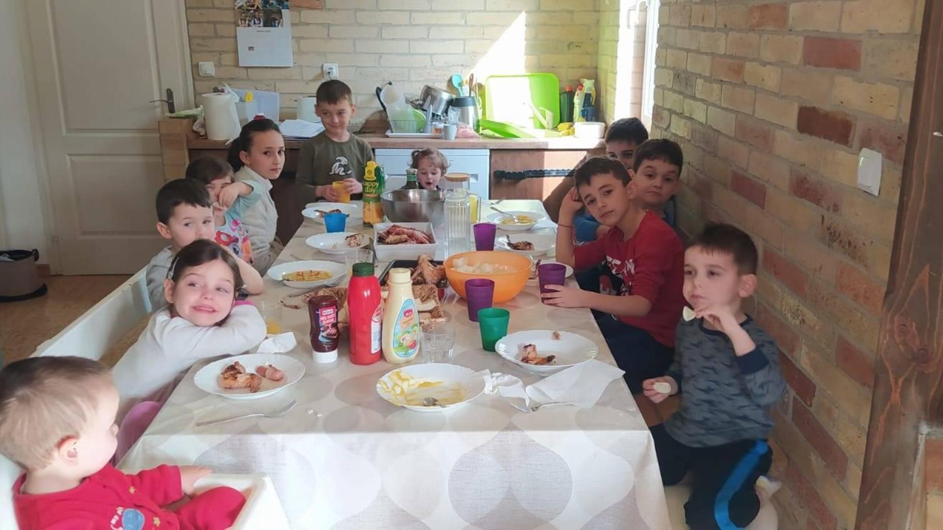 Menores de las familias Del Brío-Sala y Palacios-Francés comparten mesa