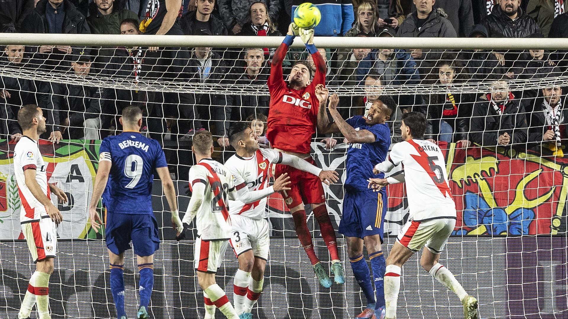 El meta Luca Zidane se hace con un centro aéreo rodeado de jugadores de ambos equipos