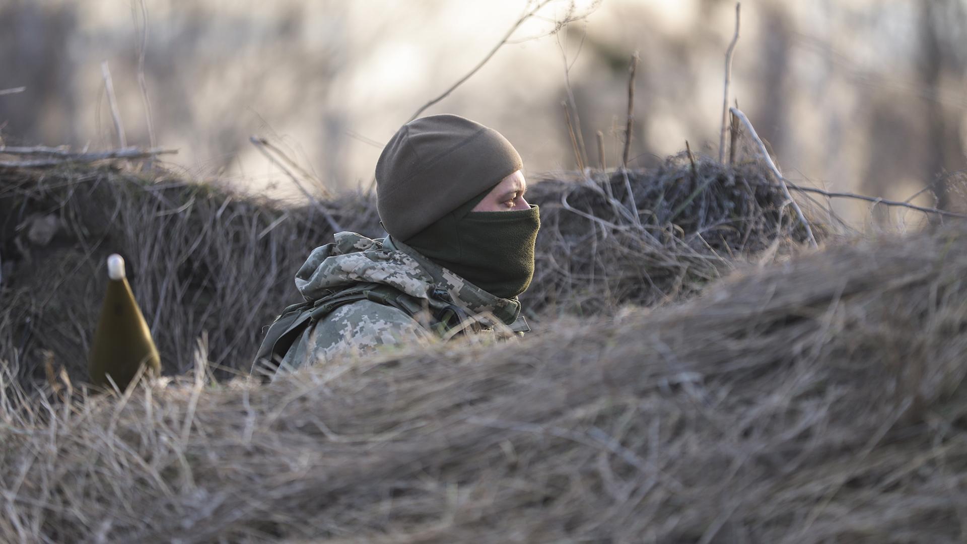 Un soldado ucraniano vigila desde su posición en una zona próxima a Kiev