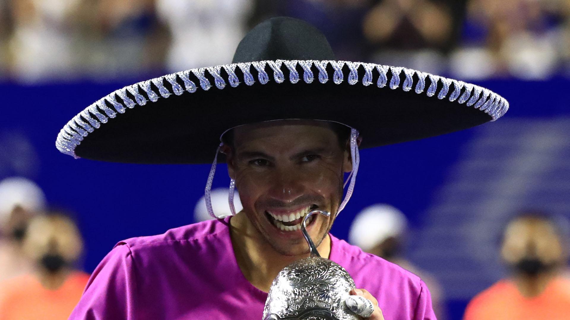 Nadal, con el trofeo de ganador en Acapulco