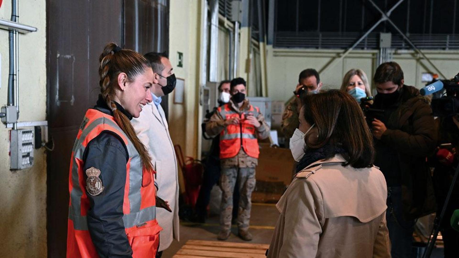 La ministra de Defensa, Margarita Robles (d) asiste a la carga de un avión A400M con material de defensa con destino a Polonia