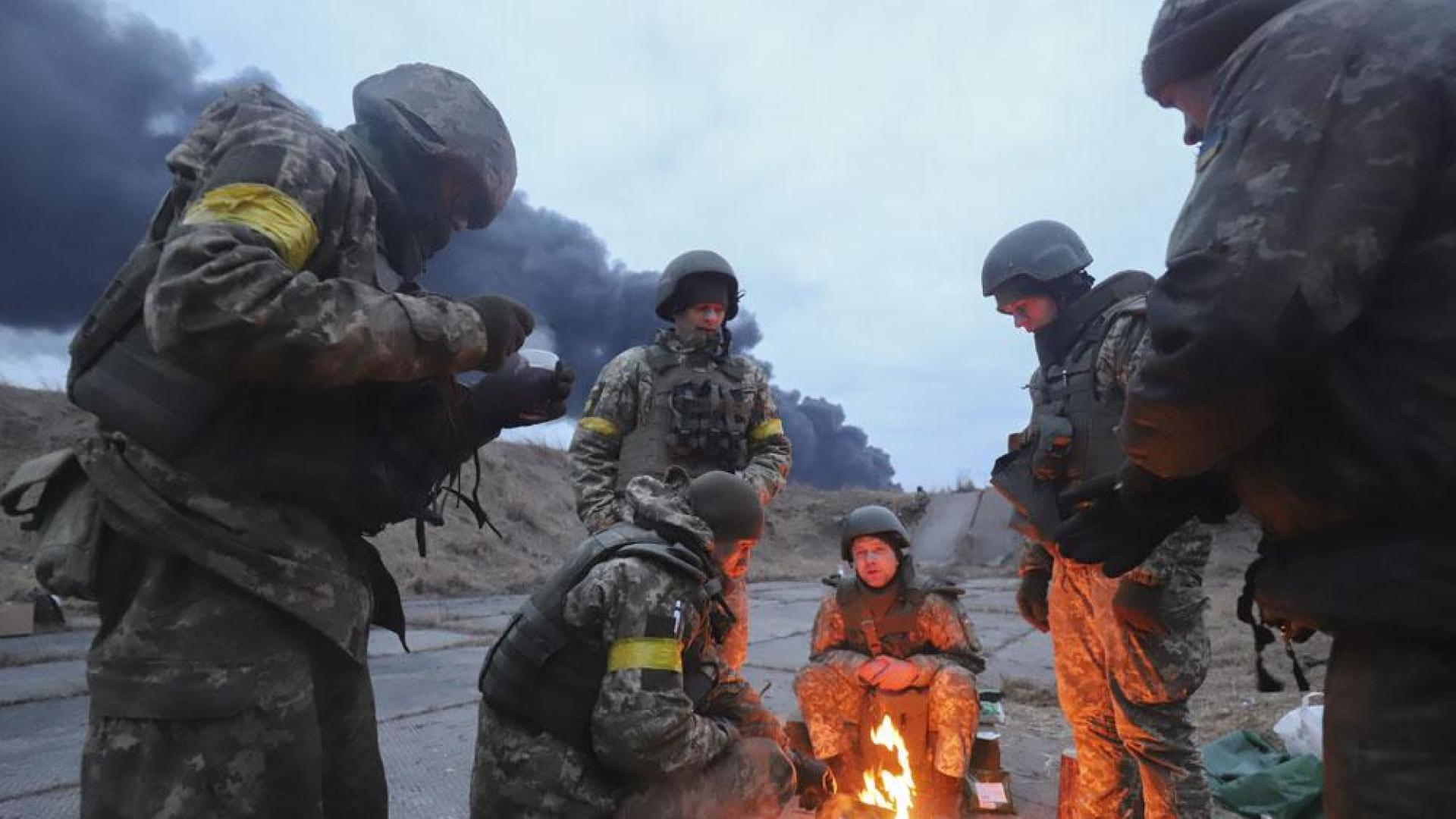 Tropas ucranianas, descansando cerca de Kiev
