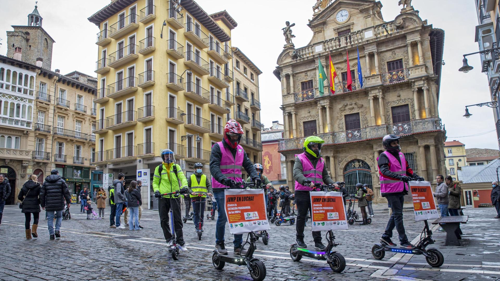 Varios de los manifestantes inician el paso en sus patinetes eléctricos