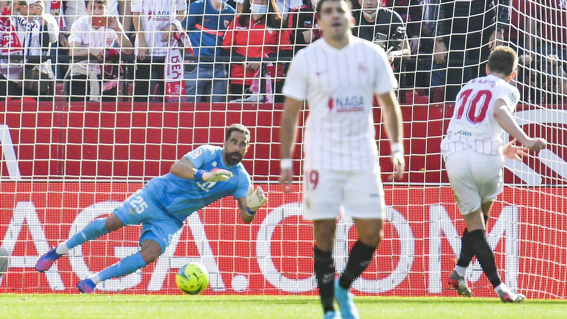 Acuña se da la vuelta en el momento en el que su compañero Rakitic lanza el penalti y engaña a Claudio Bravo, poniendo el 1-0 en el marcador