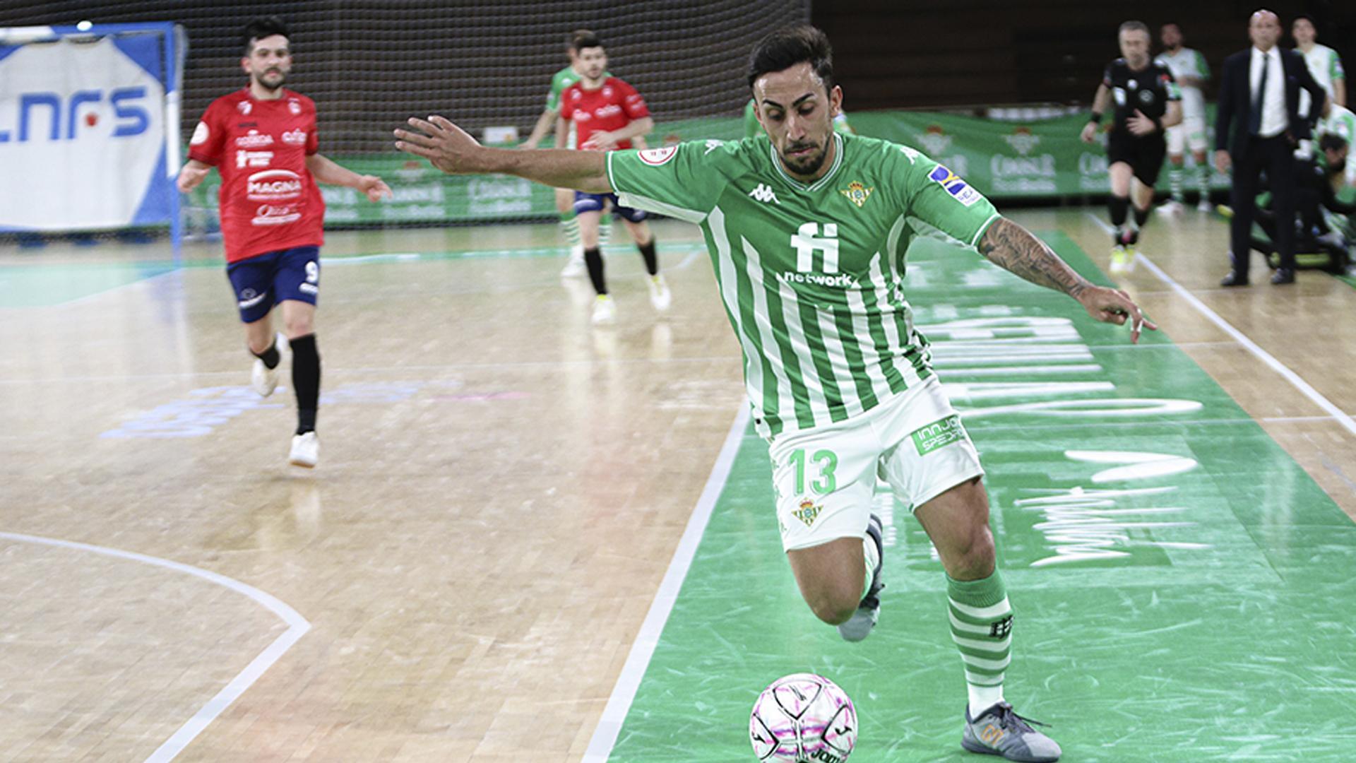 Joselito, del Betis, golpea el balón