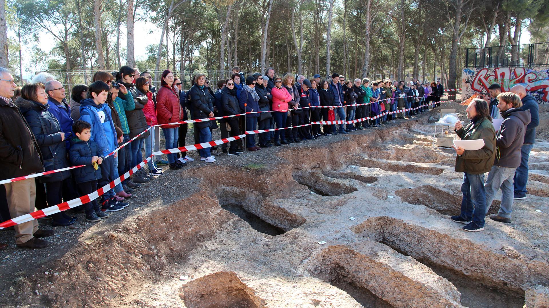 Asistentes a una visita que se hizo en 2019 a la necrópolis contemplan enterramientos hallados en la zona del cerro de Torre Monreal