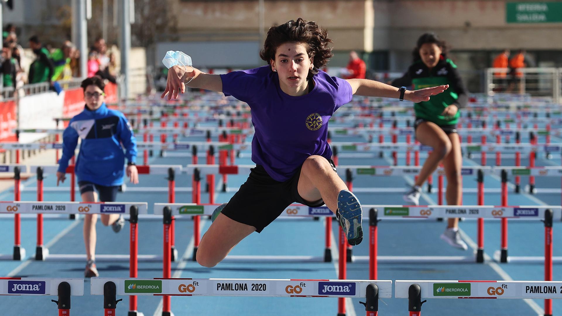 Una corredora en la prueba de los 100 metros vallas celebrada en el Estadio Larrabide el sábado por la mañana, correspondiente a la quinta jornada de los Juegos Deportivos de Navarra