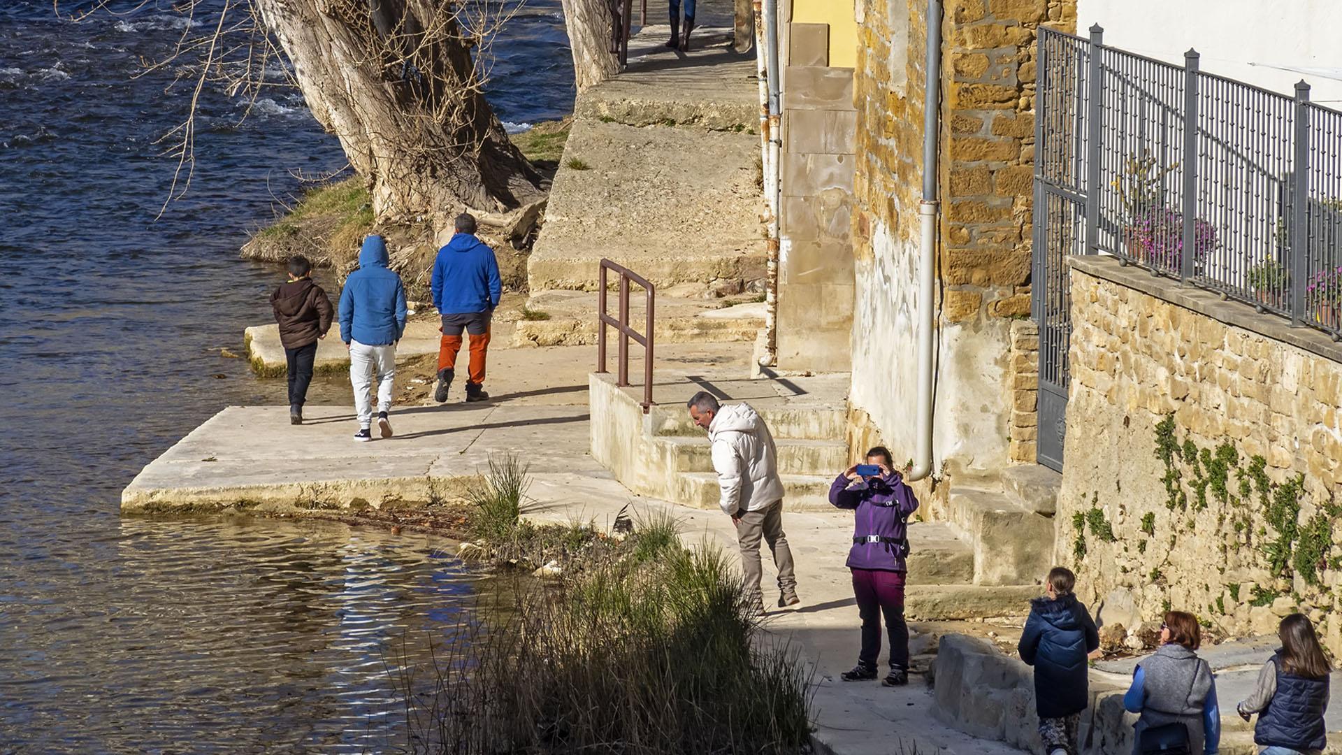 El paseo fluvial que discurre por el barrio de San Miguel, muy transitado también estos días de invierno