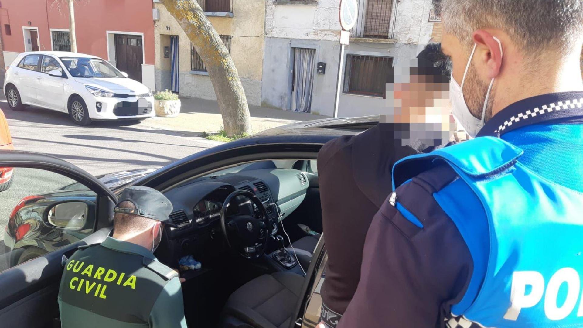 Los agentes, durante el registro del vehículo