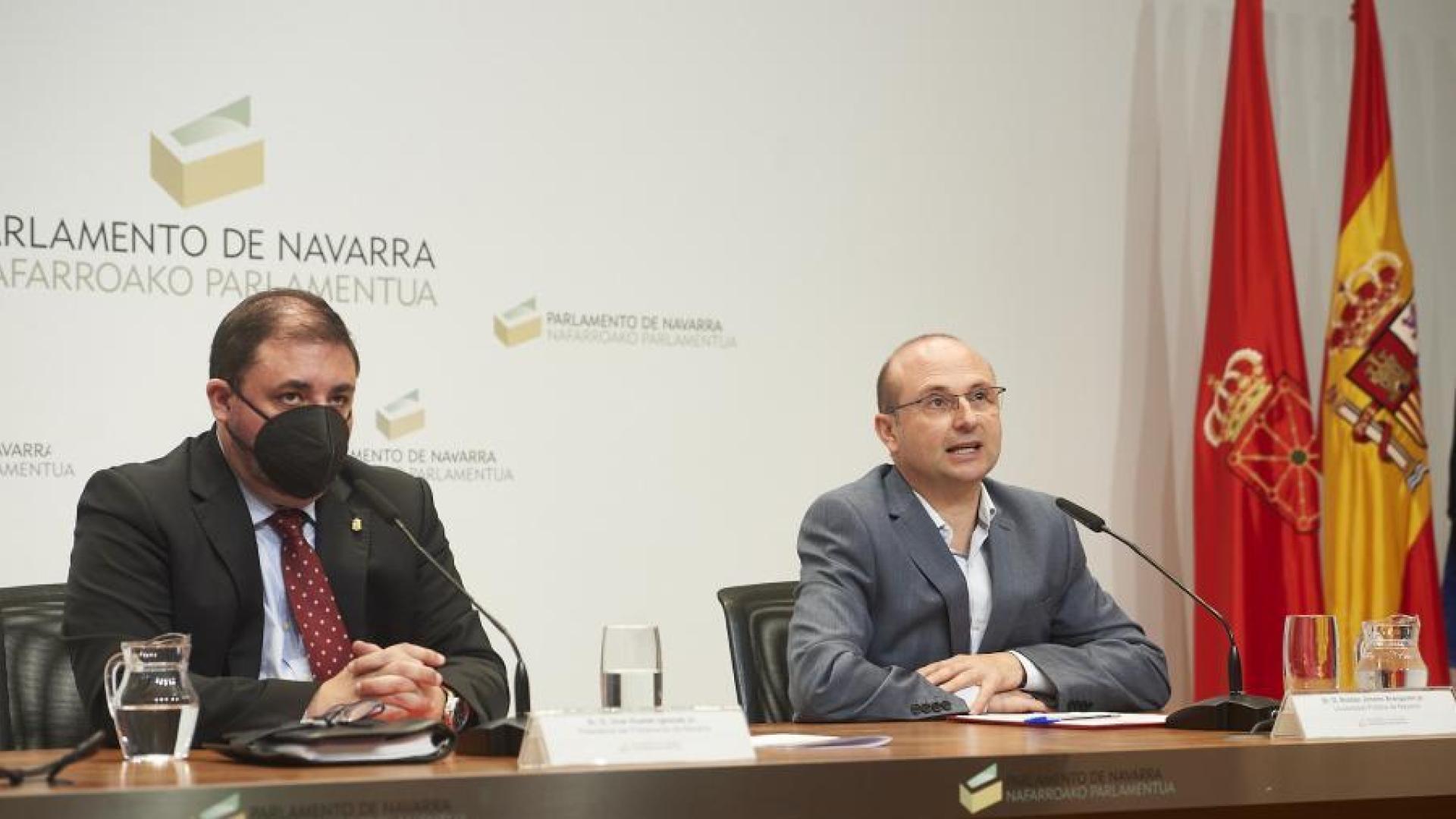 El presidente del Parlamento de Navarra, Unai Hualde, y el  secretario general de la UPNA, Roldán Jimeno