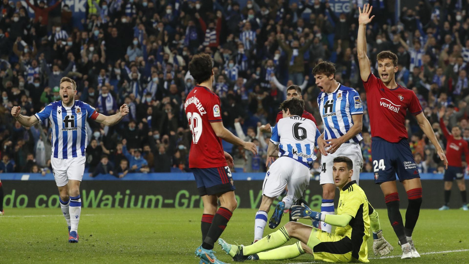 Lucas Torró levanta el brazo pidiendo el fuera de juego en el tanto de Aritz