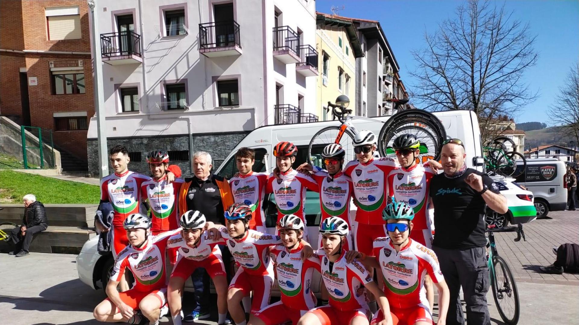 Parte de la plantilla del Latorre-Ederlan, el pasado sábado en Zumaia.