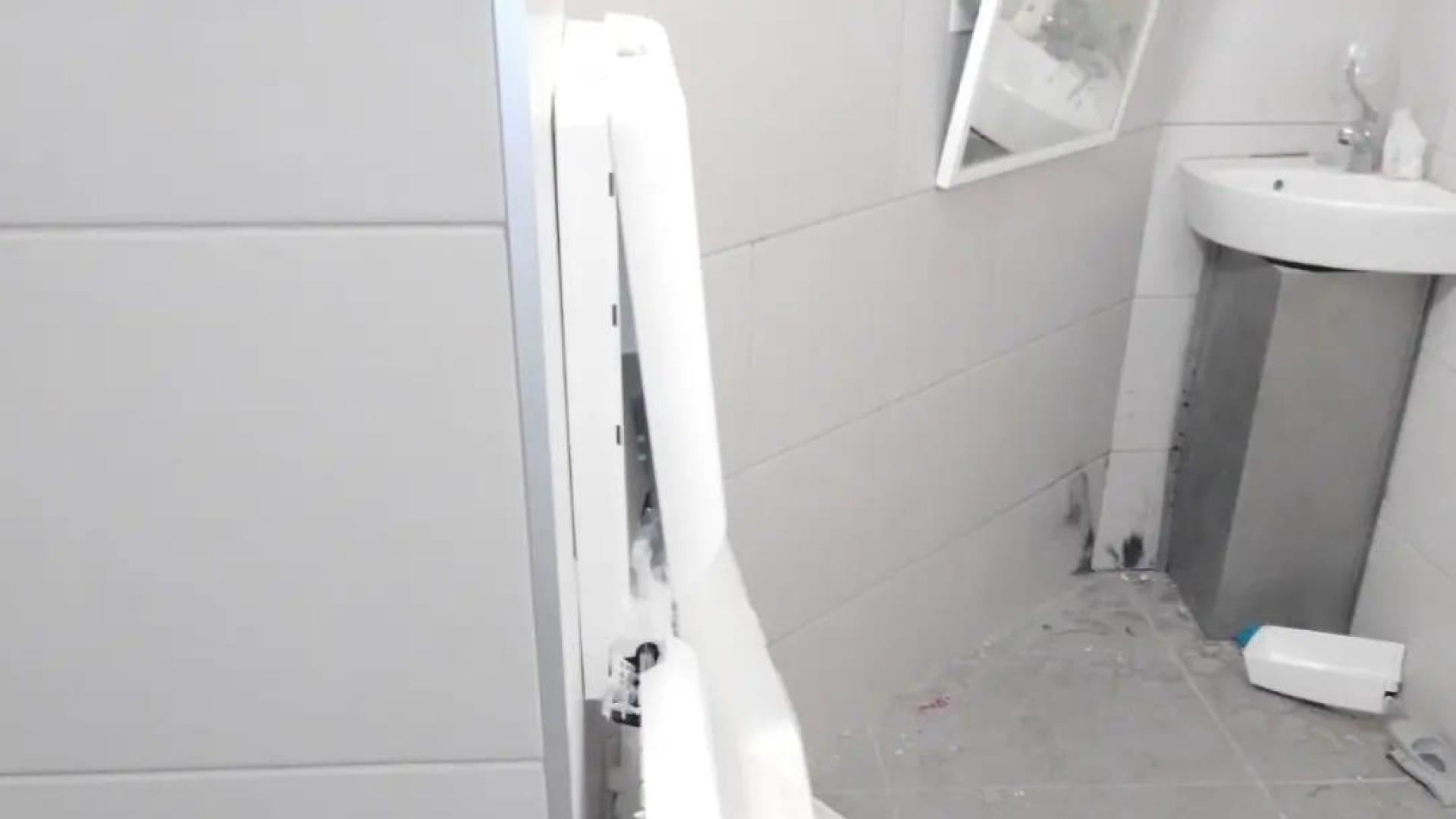 Detalle de los destrozos en los baños de la plaza Zaharra