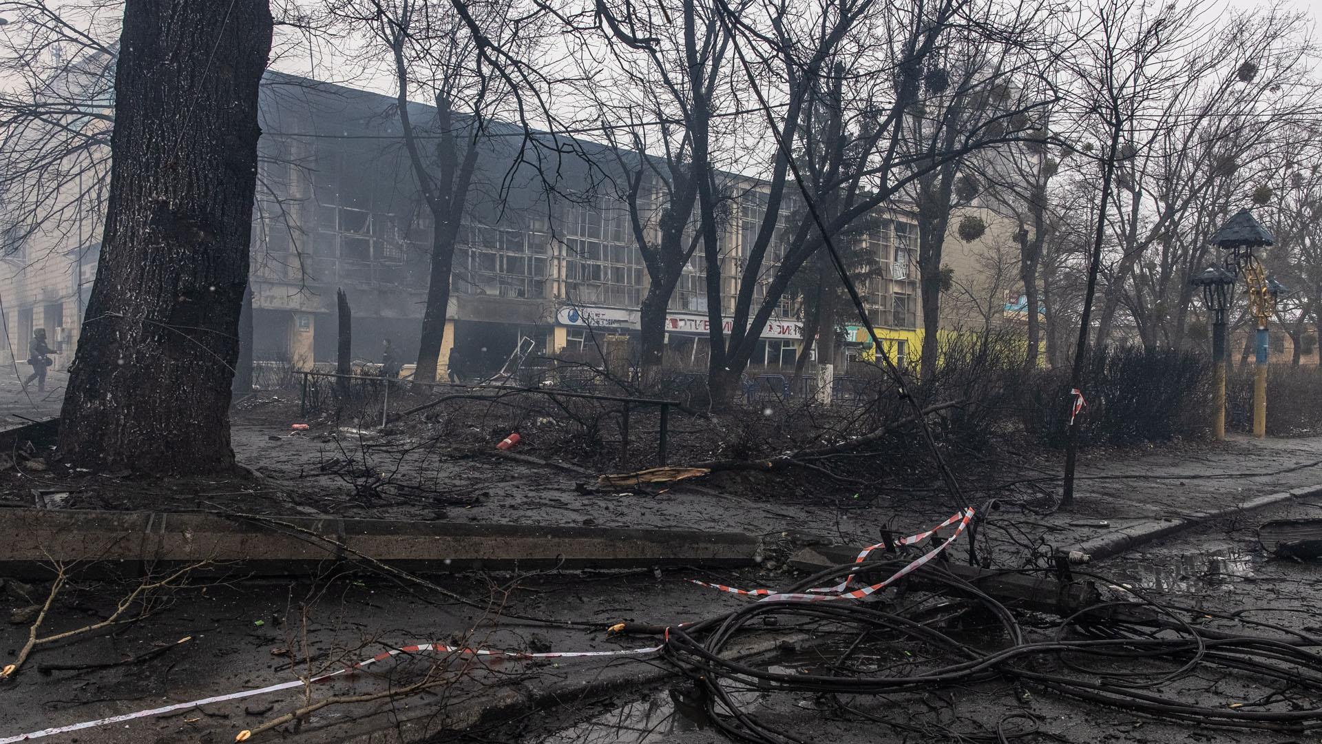 Edificios dañados tras un ataque con misiles en la principal torre de televisión de Kiev