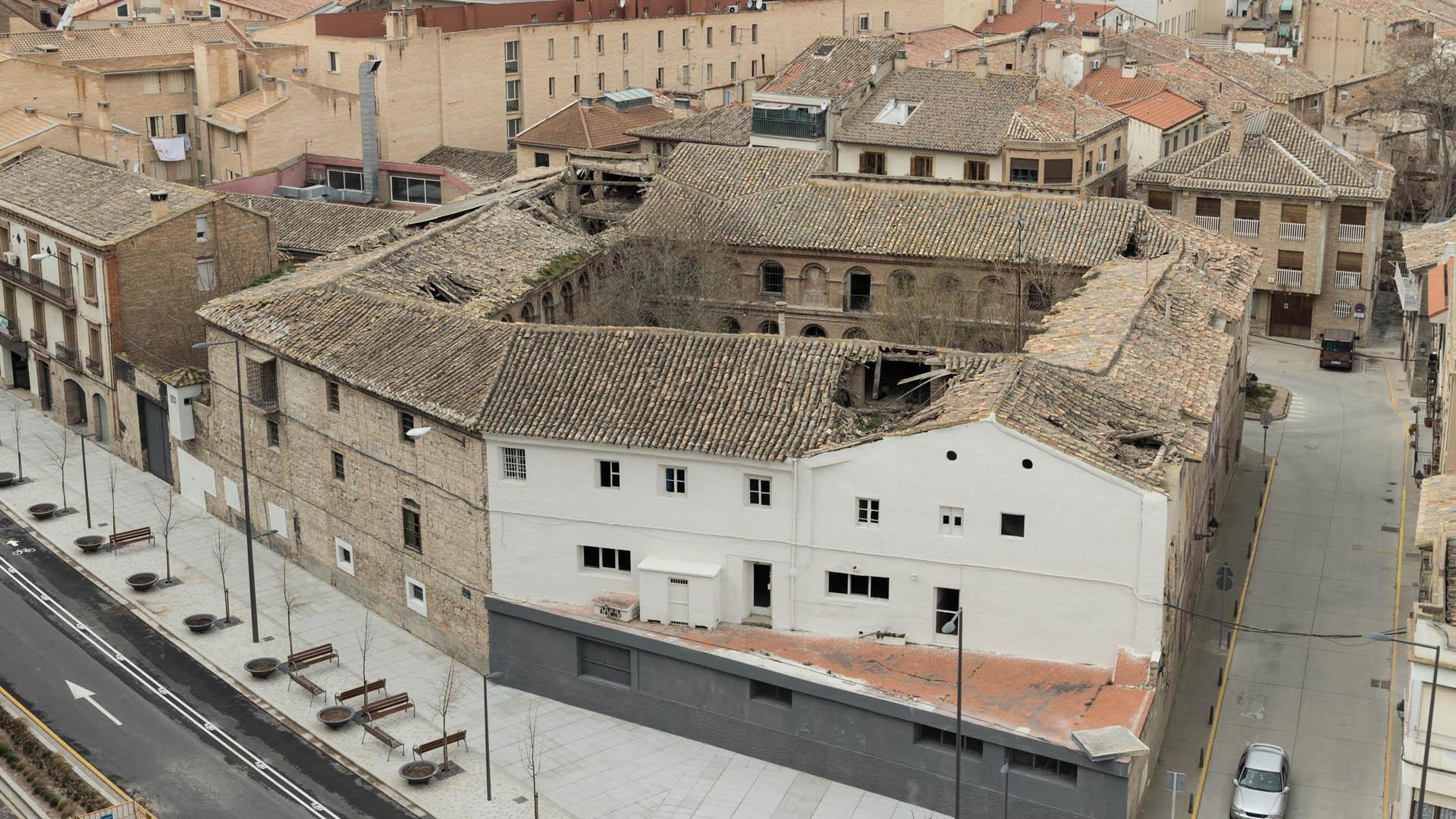 Una imagen del edificio de Sementales de Tudela, con parte de sus tejados hundidos