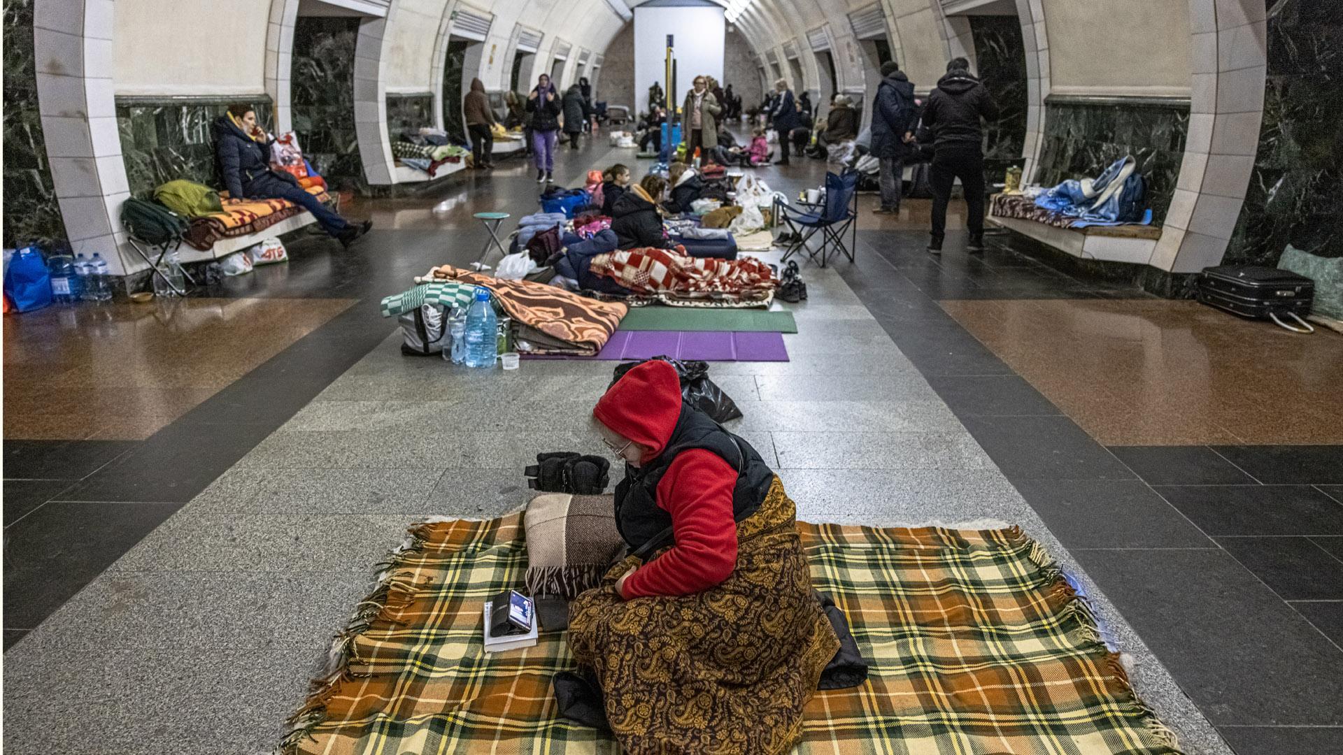 El interior de la estación de metro Dorohozhychi, en Kiev