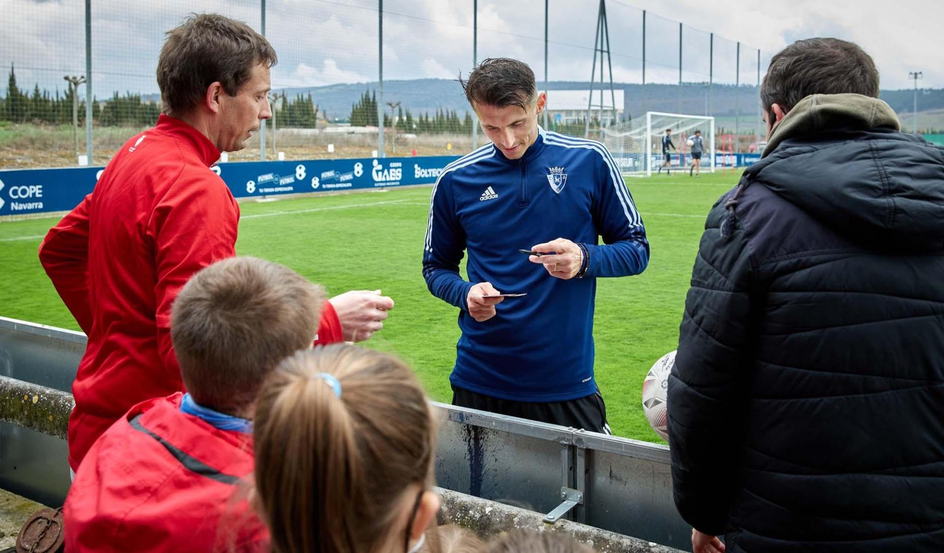 Ante Budimir se acercó a los aficionados para firmarles