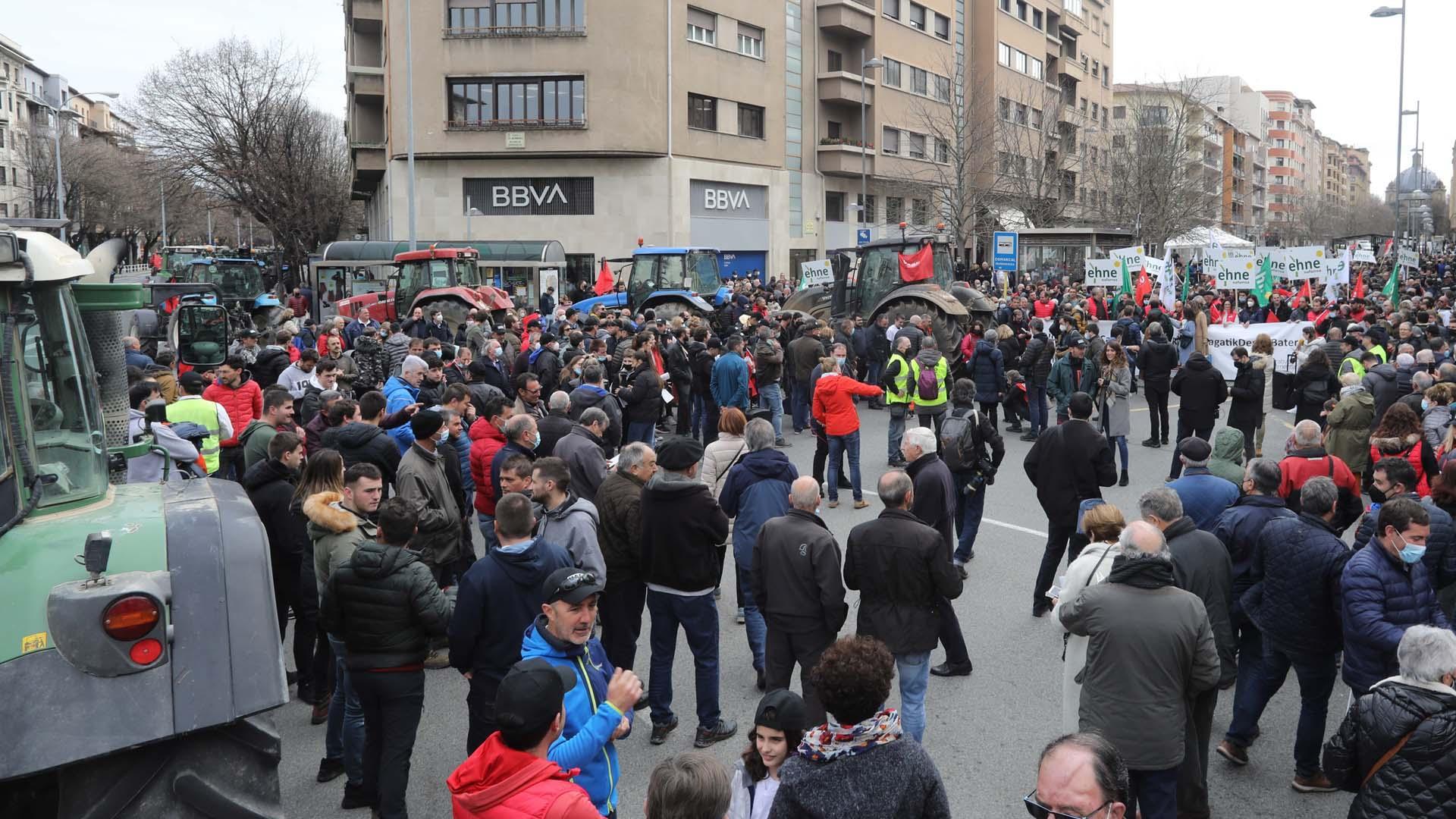 Decenas de agricultores, ganaderos y personas vinculadas al sector primario ocuparon la plaza de Merindades y parte de Carlos III para denunciar el abandono administrativo y la agonía que sufre el campo y los pueblos