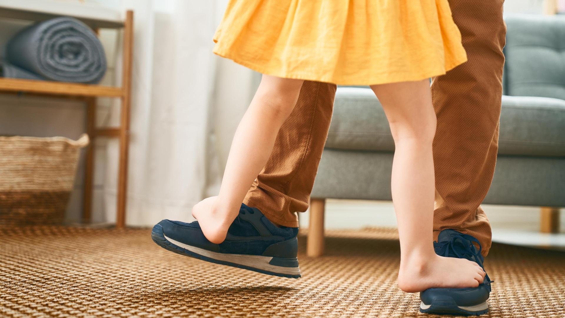 Un padre baila con su hija, una forma divertida de celebrar el Día del Padre