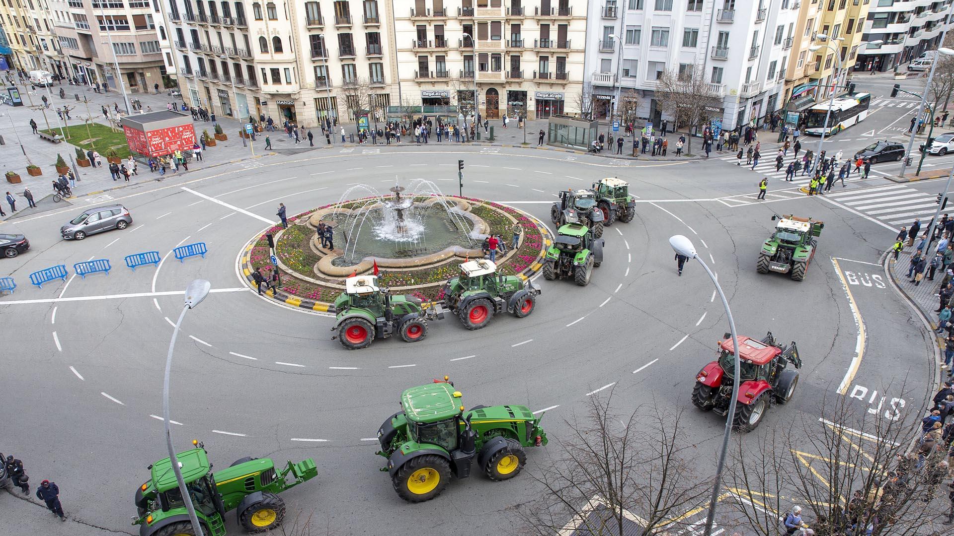 Protesta de los agricultores y ganaderos con sus tractores en Pamplona