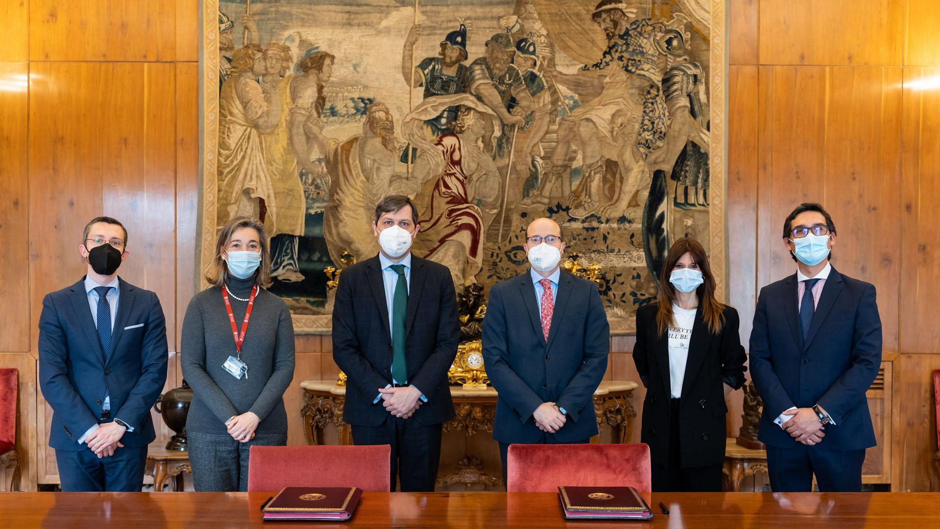 Cristhian Mestre, Julia Pavón, Álvaro Balibrea, Carlos Fernández Valdivielso, María Cruz Díaz de Terán y Roberto Cabezas, durante la firma del convenio