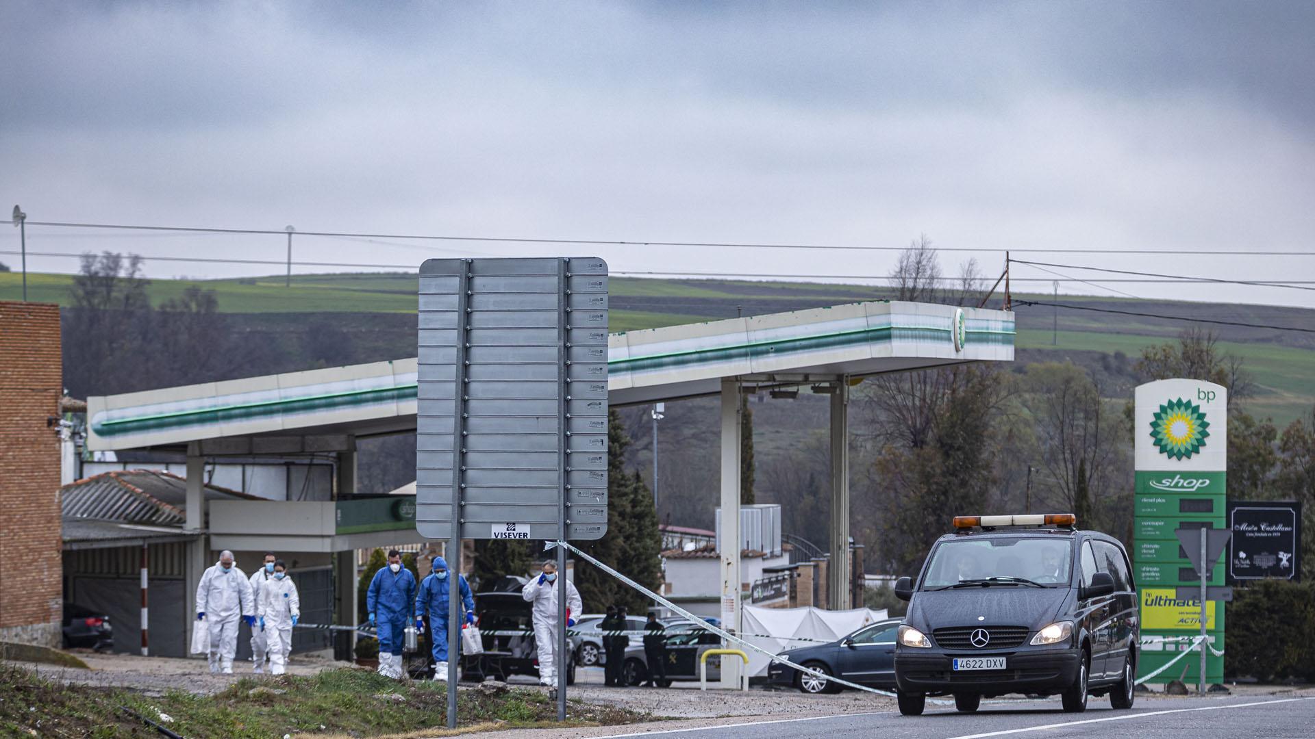 Efectivos de la Policía Judicial de la Guardia Civil trabajan en un área de servicio en la A-5 donde ha tenido lugar el suceso