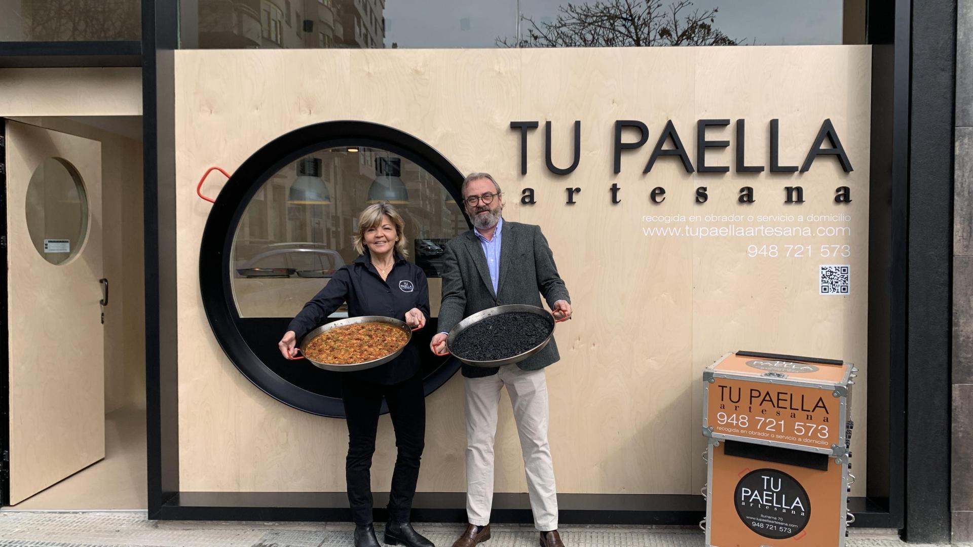 Blanca Zulategui e Ignacio Pombo muestran sus paellas en el local de Iturrama