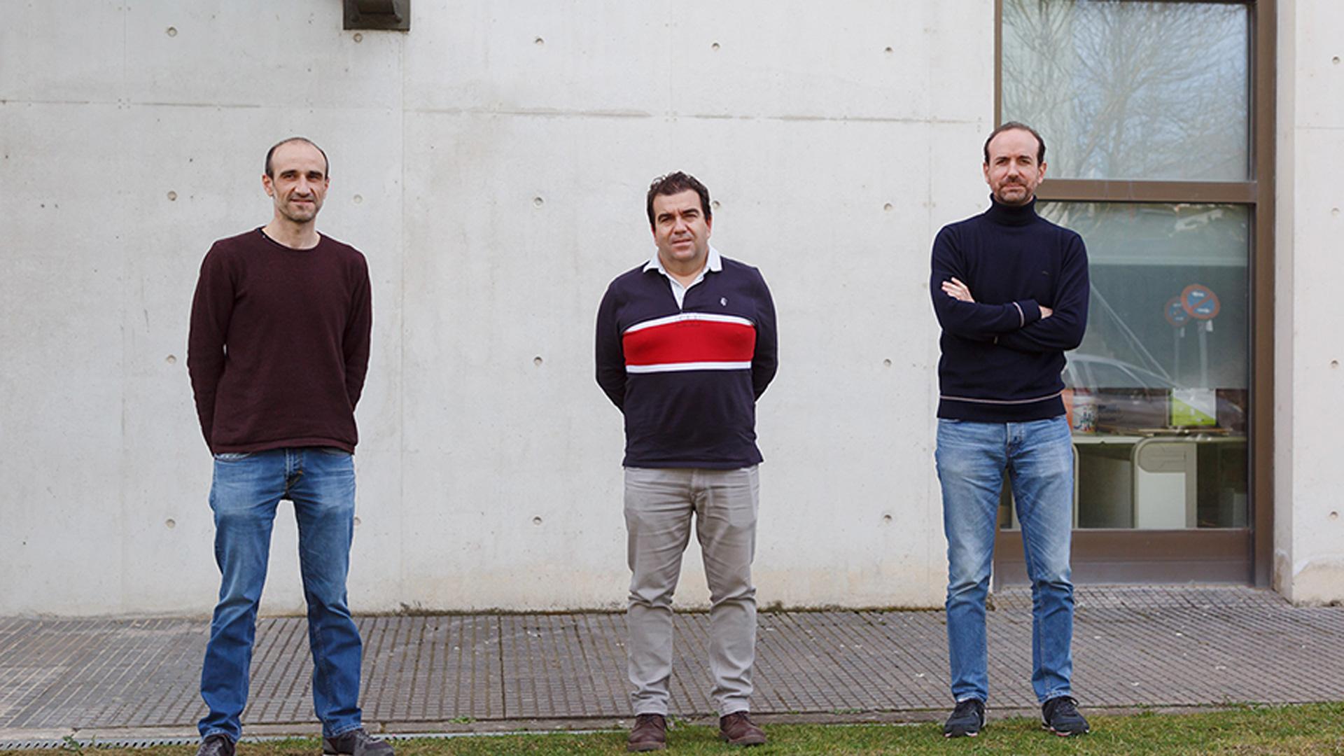 De izquierda a derecha, los investigadores Iñigo Ederra, Jorge Teniente y Juan Carlos Iriarte en el campus de la UPNA