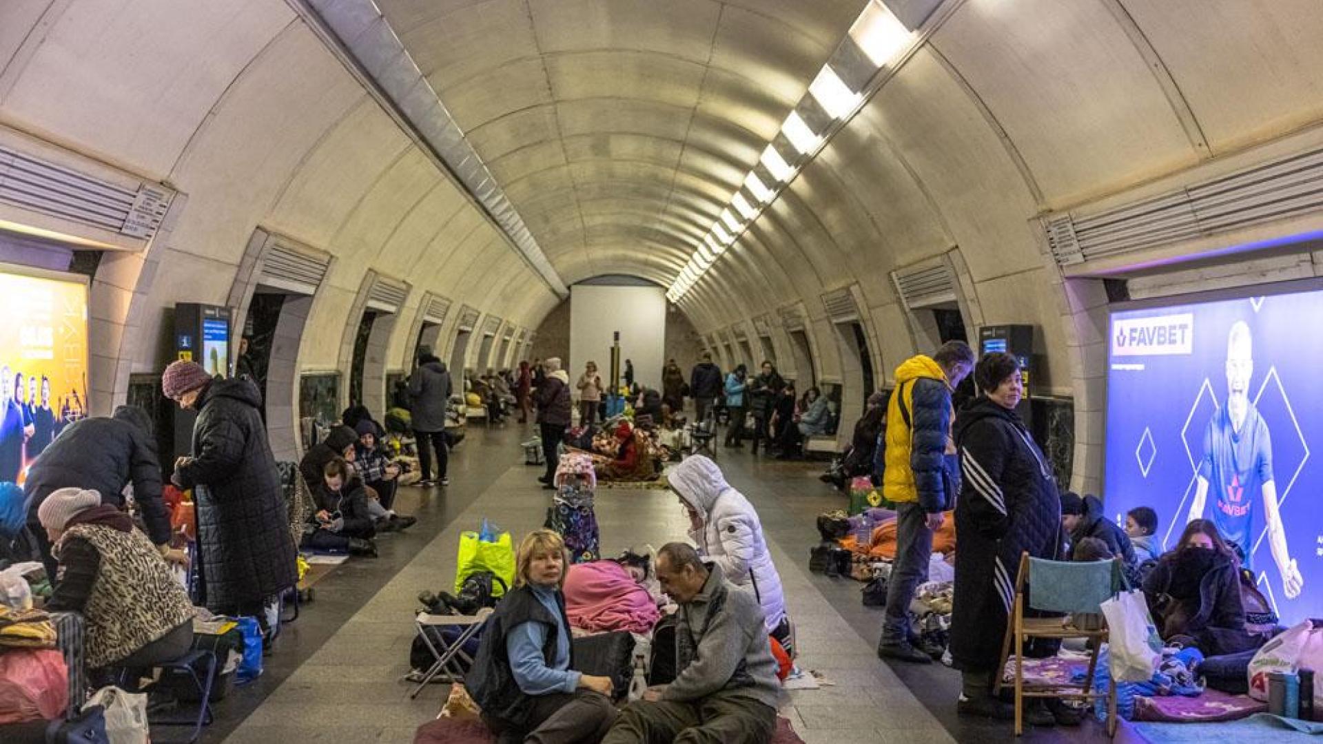 Ciudadanos ucranianos, protegiéndose de los bombardeos en el metro de Kiev