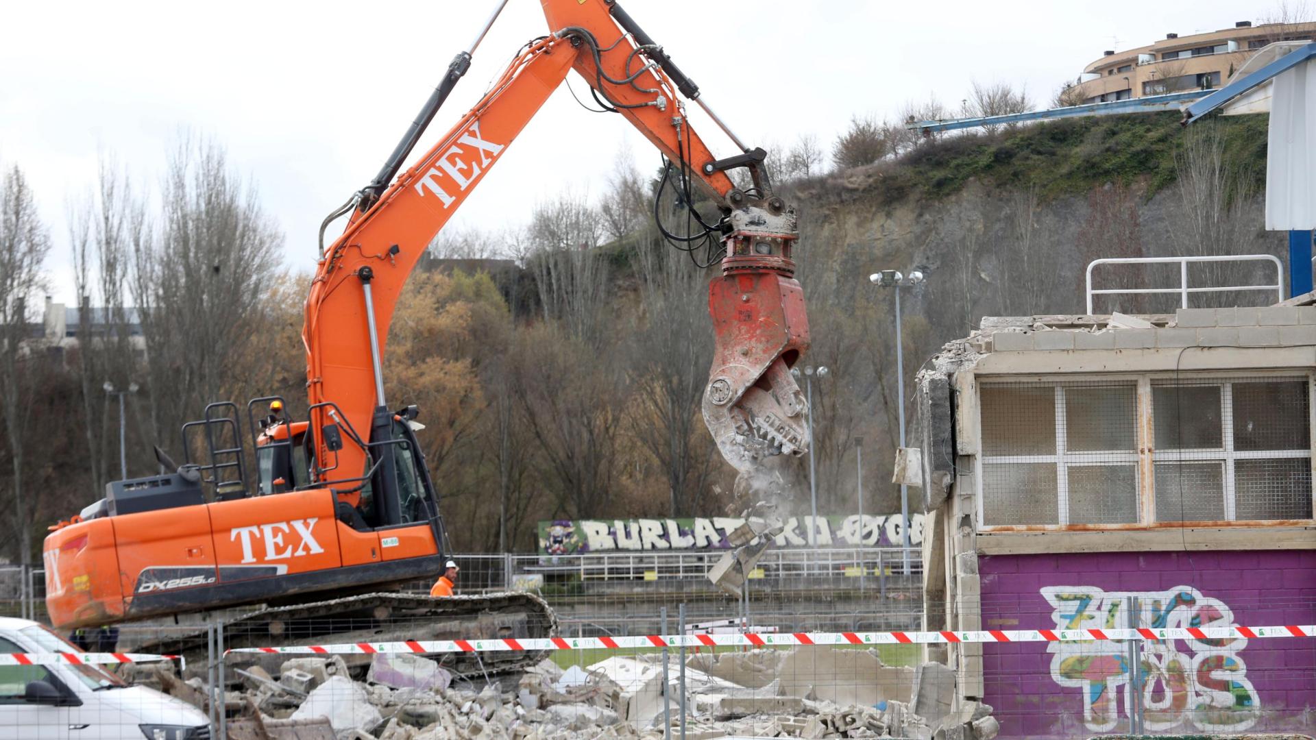 La maquinaria ha comenzado las obras de derribo este mañana en El Soto de Burlada