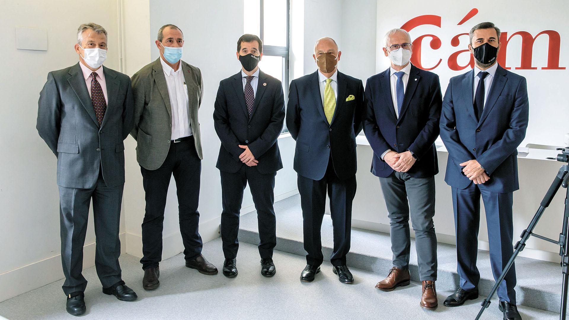 Los participantes en la jornada organizada por la Cámara de Comercio sobre el impacto de la guerra en Ucrania en las empresas navarras. De izquierda a derecha: Ignacio Salazar (CEO de la minera Geoalcali), Carlos Pardo (responsable de exportación de IAN), Mikel Irujo (consejero de Desarrollo Económico y Empresarial del Gobierno de Navarra), Javier Taberna (presidente de la Cámara de Comercio), Manuel Ezquer (director de la planta navarra de Hydro) y Carlos Rodríguez, responsable del negocio internacional de Caja Rural de Navarra