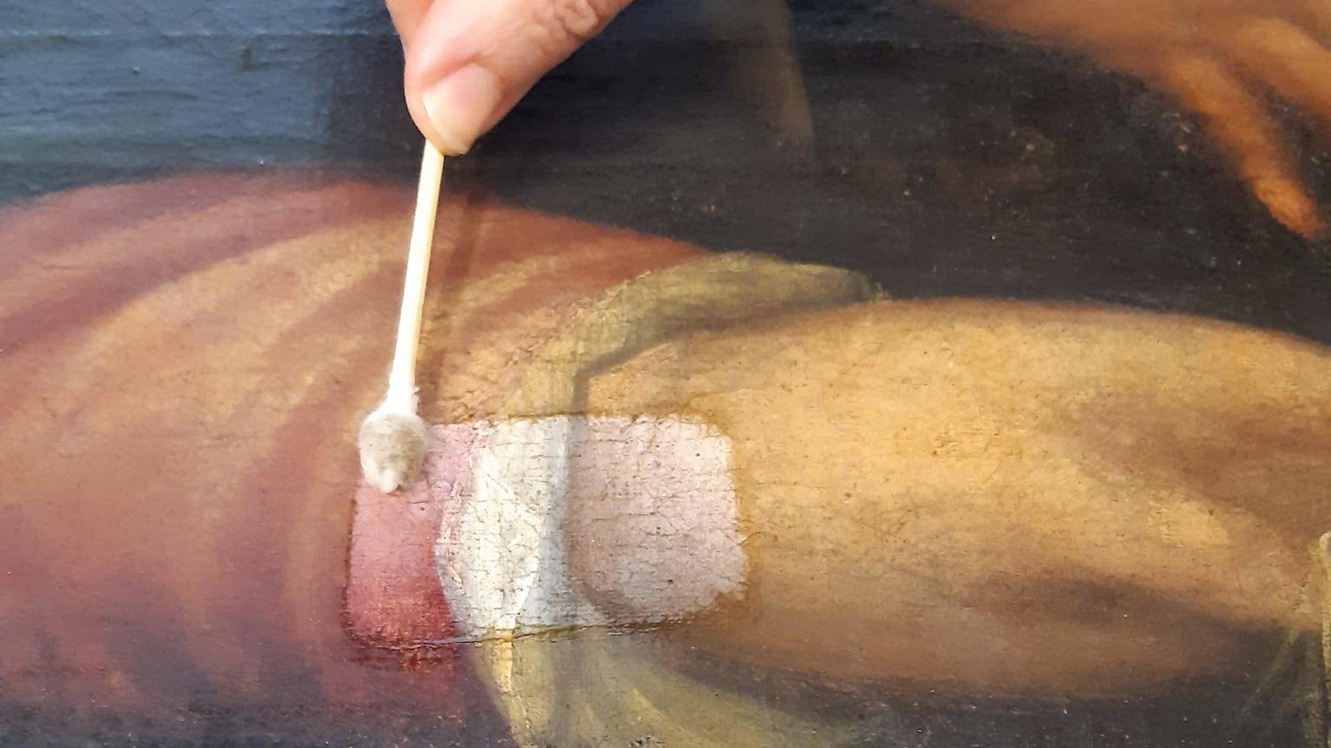 Proceso de limpieza del lienzo de la Sagrada Familia copia de la obra de Sofonisba Anguisola. Una limpieza bien realizada permite disfrutar de la belleza del arte y los detalles perdidos. Una mala limpieza puede llegar a destruir una obra en segundos
