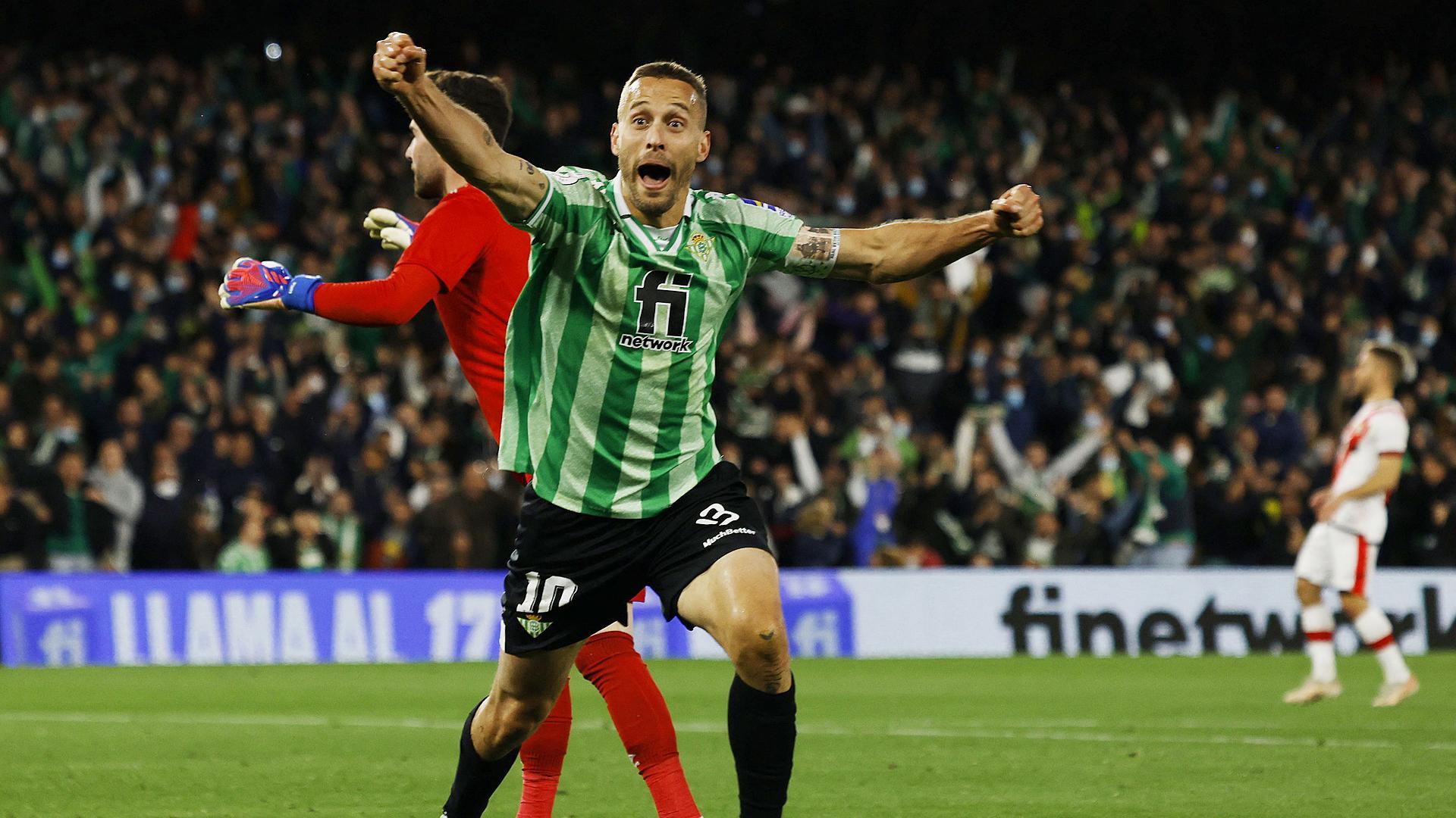 Sergio Canales, que dio el pase de gol a Borja Iglesias, celebra el tanto que mete al Betis en la final de la Copa del Rey